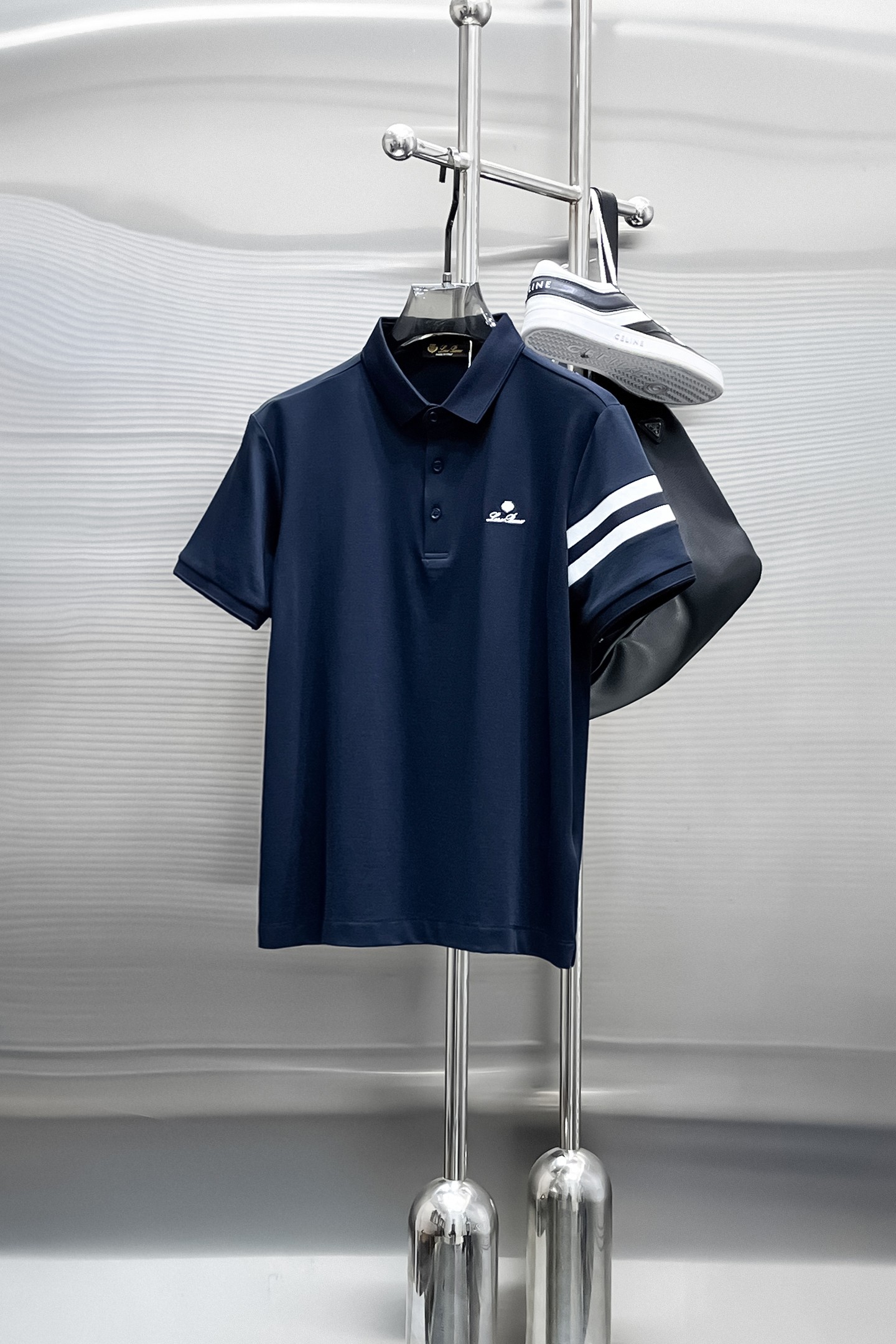NO:870235,LP 1896ss summer new letter logo men's lapel Polo shirt!  Classic business men's style, the ceiling-level business men's style of high-end men's clothing!  Simple and fashionable yet elegant, it looks great when worn alone, and quality control/details control can be taken away with your eyes closed. It is low-key, luxurious and connotative!  The custom-woven mesh pique cotton fabric supplied by the customer is carefully made. The mesh texture is evenly arranged on the surface of the fabric. It has excellent breathability and heat dissipation and perspiration. The upper body comfort is completely better than ordinary single-sided jersey tissue!  The classic brand LOGO on the chest is made with top-notch craftsmanship. The LOGO is three-dimensional, clear and full, and has extraordinary texture. Whether it is worn as an inner layer or worn alone, it is a classic product!  The exquisite tailoring process, every detail is handled very standard and delicately, which cannot be compared with other low-end products on the market. It is a must-have basic and versatile Polo shirt for men!  Available in multiple colors, sizes M-4xl, loro piana,19860909LP 1896ss夏季新款字母logo男士翻领Polo衫！经典商务男款,高端男装的天花板级别的商务男款！简约时尚大气不失优雅,单穿内搭体面过人,品质控/细节控的闭眼带走,低调又奢华有内涵！ 客供定织网眼珠地棉布精心制成,面料表面排列均匀整齐的网眼纹理,透气性和散热排汗性极佳,上身舒适程度完全优于普通单面汗布组织！胸前经典的品牌LOGO标识,采用顶级工艺打造,LOGO立体清晰饱满,质感非凡的特质,无论是内搭还是单穿都是一款经典领域的产品！精妙绝伦的裁剪工艺,每一个细节处理的非常标准细腻,非市面一般LOW货可以媲美的,男士必入基础百搭款Polo衫推荐！ 颜色多颜色 尺码M-4xl,,loro piana,,Men's clothing