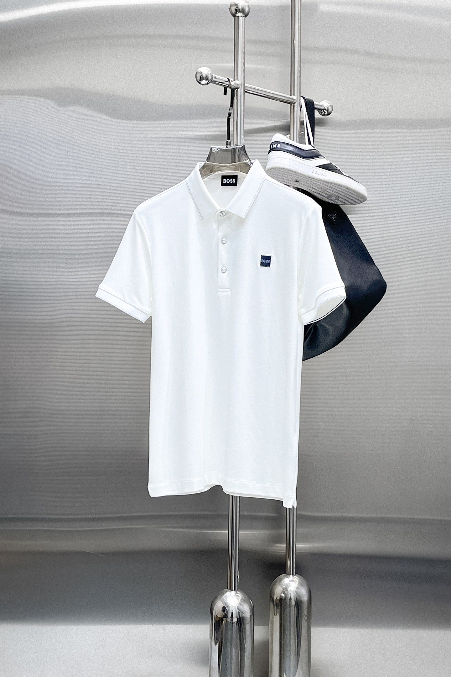 NO:870245,BOSS 2026ss summer new letter logo men's lapel Polo shirt!  Classic business men's style, the ceiling-level business men's style of high-end men's clothing!  Simple and fashionable yet elegant, it looks great when worn alone, and quality control/details control can be taken away with your eyes closed. It is low-key, luxurious and connotative!  The custom-woven mesh pique cotton fabric supplied by the customer is carefully made. The mesh texture is evenly arranged on the surface of the fabric. It has excellent breathability and heat dissipation and perspiration. The upper body comfort is completely better than ordinary single-sided jersey tissue!  The classic brand LOGO on the chest is made with top-notch craftsmanship. The LOGO is three-dimensional, clear and full, and has extraordinary texture. Whether it is worn as an inner layer or worn alone, it is a classic product!  The exquisite tailoring process, every detail is handled very standard and delicately, which cannot be compared with other low-end products on the market. It is a must-have basic and versatile Polo shirt for men!  Available in multiple colors, sizes M-4xl,,19860909BOSS 2026ss夏季新款字母logo男士翻领Polo衫！经典商务男款,高端男装的天花板级别的商务男款！简约时尚大气不失优雅,单穿内搭体面过人,品质控/细节控的闭眼带走,低调又奢华有内涵！ 客供定织网眼珠地棉布精心制成,面料表面排列均匀整齐的网眼纹理,透气性和散热排汗性极佳,上身舒适程度完全优于普通单面汗布组织！胸前经典的品牌LOGO标识,采用顶级工艺打造,LOGO立体清晰饱满,质感非凡的特质,无论是内搭还是单穿都是一款经典领域的产品！精妙绝伦的裁剪工艺,每一个细节处理的非常标准细腻,非市面一般LOW货可以媲美的,男士必入基础百搭款Polo衫推荐！ 颜色多颜色 尺码M-4xl,,,Men's clothing