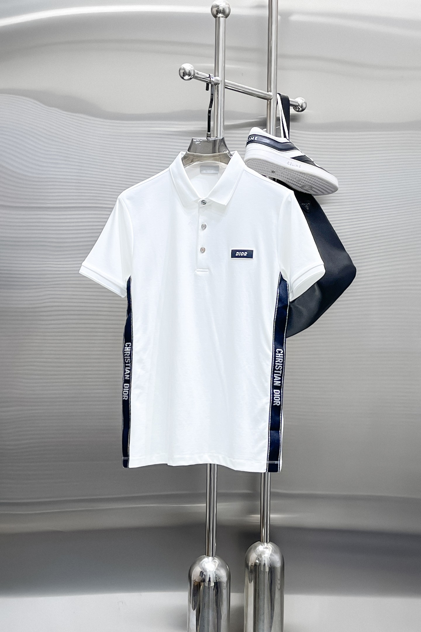 NO:870255,Dior 2026ss summer new letter logo men's lapel Polo shirt!  Classic business men's style, the ceiling-level business men's style of high-end men's clothing!  Simple and fashionable yet elegant, it looks great when worn alone, and quality control/details control can be taken away with your eyes closed. It is low-key, luxurious and connotative!  The custom-woven mesh pique cotton fabric supplied by the customer is carefully made. The mesh texture is evenly arranged on the surface of the fabric. It has excellent breathability and heat dissipation and perspiration. The upper body comfort is completely better than ordinary single-sided jersey tissue!  The classic brand LOGO on the chest is made with top-notch craftsmanship. The LOGO is three-dimensional, clear and full, and has extraordinary texture. Whether it is worn as an inner layer or worn alone, it is a classic product!  The exquisite tailoring process, every detail is handled very standard and delicately, which cannot be compared with other low-end products on the market. It is a must-have basic and versatile Polo shirt for men!  Various colors, sizes M-4xl, dior,19860909迪奥 2026ss夏季新款字母logo男士翻领Polo衫！经典商务男款,高端男装的天花板级别的商务男款！简约时尚大气不失优雅,单穿内搭体面过人,品质控/细节控的闭眼带走,低调又奢华有内涵！ 客供定织网眼珠地棉布精心制成,面料表面排列均匀整齐的网眼纹理,透气性和散热排汗性极佳,上身舒适程度完全优于普通单面汗布组织！胸前经典的品牌LOGO标识,采用顶级工艺打造,LOGO立体清晰饱满,质感非凡的特质,无论是内搭还是单穿都是一款经典领域的产品！精妙绝伦的裁剪工艺,每一个细节处理的非常标准细腻,非市面一般LOW货可以媲美的,男士必入基础百搭款Polo衫推荐！ 颜色多颜色 尺码M-4xl,,dior,,Men's clothing