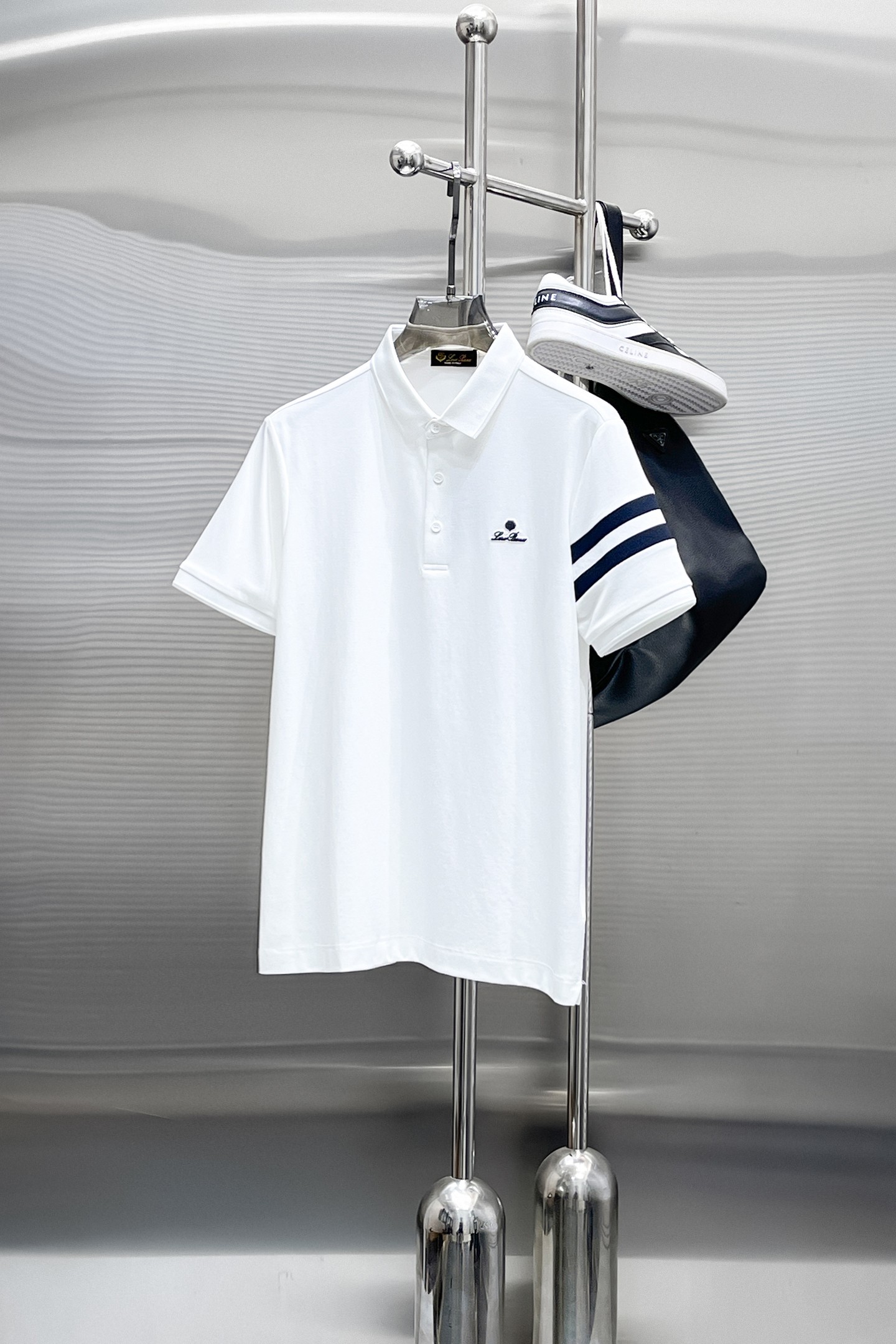 NO:870265,LP 1896ss summer new letter logo men's lapel Polo shirt!  Classic business men's style, the ceiling-level business men's style of high-end men's clothing!  Simple and fashionable yet elegant, it looks great when worn alone, and quality control/details control can be taken away with your eyes closed. It is low-key, luxurious and connotative!  The custom-woven mesh pique cotton fabric supplied by the customer is carefully made. The mesh texture is evenly arranged on the surface of the fabric. It has excellent breathability and heat dissipation and perspiration. The upper body comfort is completely better than ordinary single-sided jersey tissue!  The classic brand LOGO on the chest is made with top-notch craftsmanship. The LOGO is three-dimensional, clear and full, and has extraordinary texture. Whether it is worn as an inner layer or worn alone, it is a classic product!  The exquisite tailoring process, every detail is handled very standard and delicately, which cannot be compared with other low-end products on the market. It is a must-have basic and versatile Polo shirt for men!  Available in multiple colors, sizes M-4xl, loro piana,19860909LP 1896ss夏季新款字母logo男士翻领Polo衫！经典商务男款,高端男装的天花板级别的商务男款！简约时尚大气不失优雅,单穿内搭体面过人,品质控/细节控的闭眼带走,低调又奢华有内涵！ 客供定织网眼珠地棉布精心制成,面料表面排列均匀整齐的网眼纹理,透气性和散热排汗性极佳,上身舒适程度完全优于普通单面汗布组织！胸前经典的品牌LOGO标识,采用顶级工艺打造,LOGO立体清晰饱满,质感非凡的特质,无论是内搭还是单穿都是一款经典领域的产品！精妙绝伦的裁剪工艺,每一个细节处理的非常标准细腻,非市面一般LOW货可以媲美的,男士必入基础百搭款Polo衫推荐！ 颜色多颜色 尺码M-4xl,,loro piana,,Men's clothing