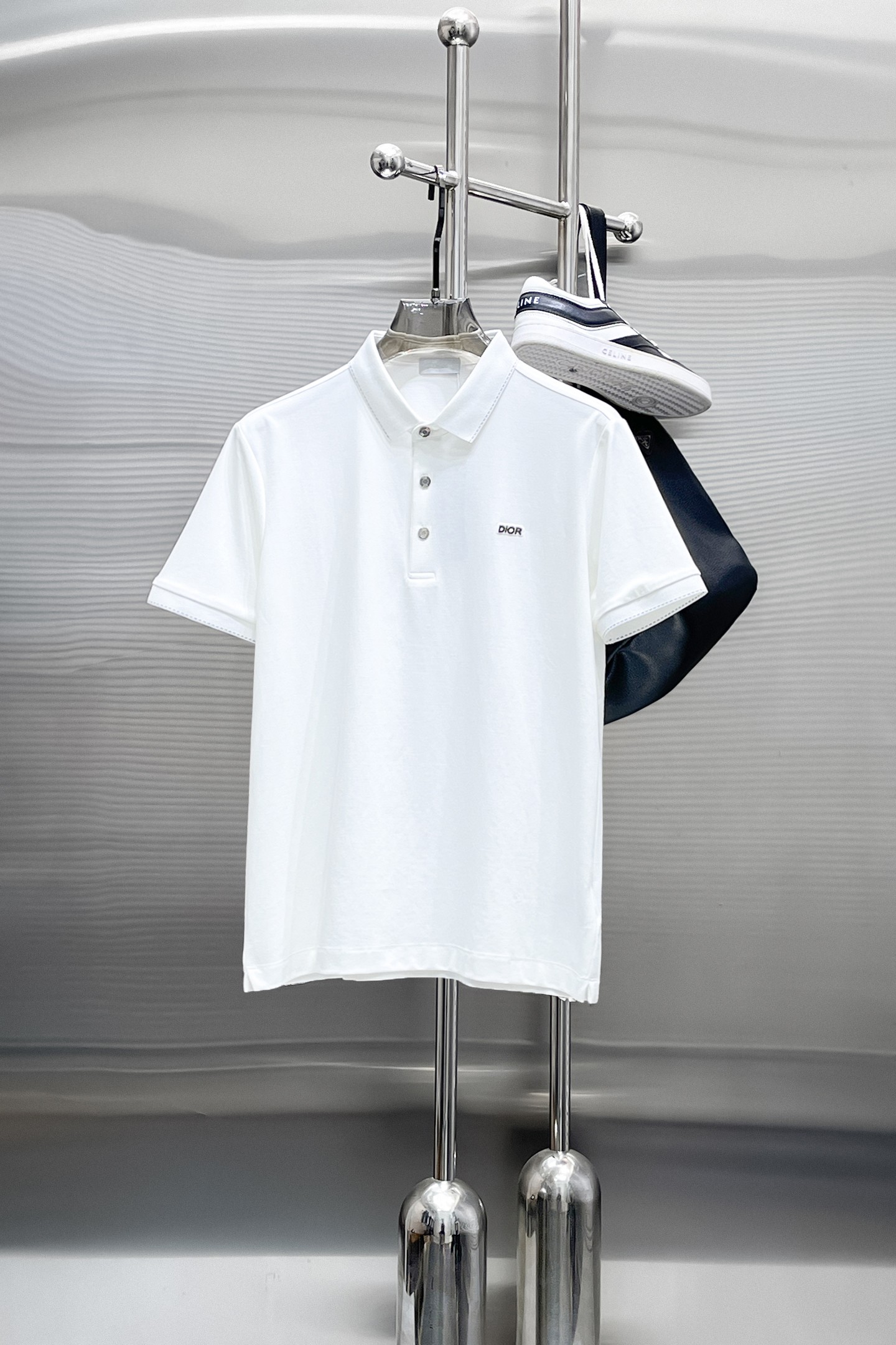 NO:870211,Dior 2026ss summer new letter logo men's lapel Polo shirt!  Classic business men's style, the ceiling-level business men's style of high-end men's clothing!  Simple and fashionable yet elegant, it looks great when worn alone, and quality control/details control can be taken away with your eyes closed. It is low-key, luxurious and connotative!  The custom-woven mesh pique cotton fabric supplied by the customer is carefully made. The mesh texture is evenly arranged on the surface of the fabric. It has excellent breathability and heat dissipation and perspiration. The upper body comfort is completely better than ordinary single-sided jersey tissue!  The classic brand LOGO on the chest is made with top-notch craftsmanship. The LOGO is three-dimensional, clear and full, and has extraordinary texture. Whether it is worn as an inner layer or worn alone, it is a classic product!  The exquisite tailoring process, every detail is handled very standard and delicately, which cannot be compared with other low-end products on the market. It is a must-have basic and versatile Polo shirt for men!  Various colors, sizes M-4xl, dior,19860909迪奥 2026ss夏季新款字母logo男士翻领Polo衫！经典商务男款,高端男装的天花板级别的商务男款！简约时尚大气不失优雅,单穿内搭体面过人,品质控/细节控的闭眼带走,低调又奢华有内涵！ 客供定织网眼珠地棉布精心制成,面料表面排列均匀整齐的网眼纹理,透气性和散热排汗性极佳,上身舒适程度完全优于普通单面汗布组织！胸前经典的品牌LOGO标识,采用顶级工艺打造,LOGO立体清晰饱满,质感非凡的特质,无论是内搭还是单穿都是一款经典领域的产品！精妙绝伦的裁剪工艺,每一个细节处理的非常标准细腻,非市面一般LOW货可以媲美的,男士必入基础百搭款Polo衫推荐！ 颜色多颜色 尺码M-4xl,,dior,,Men's clothing