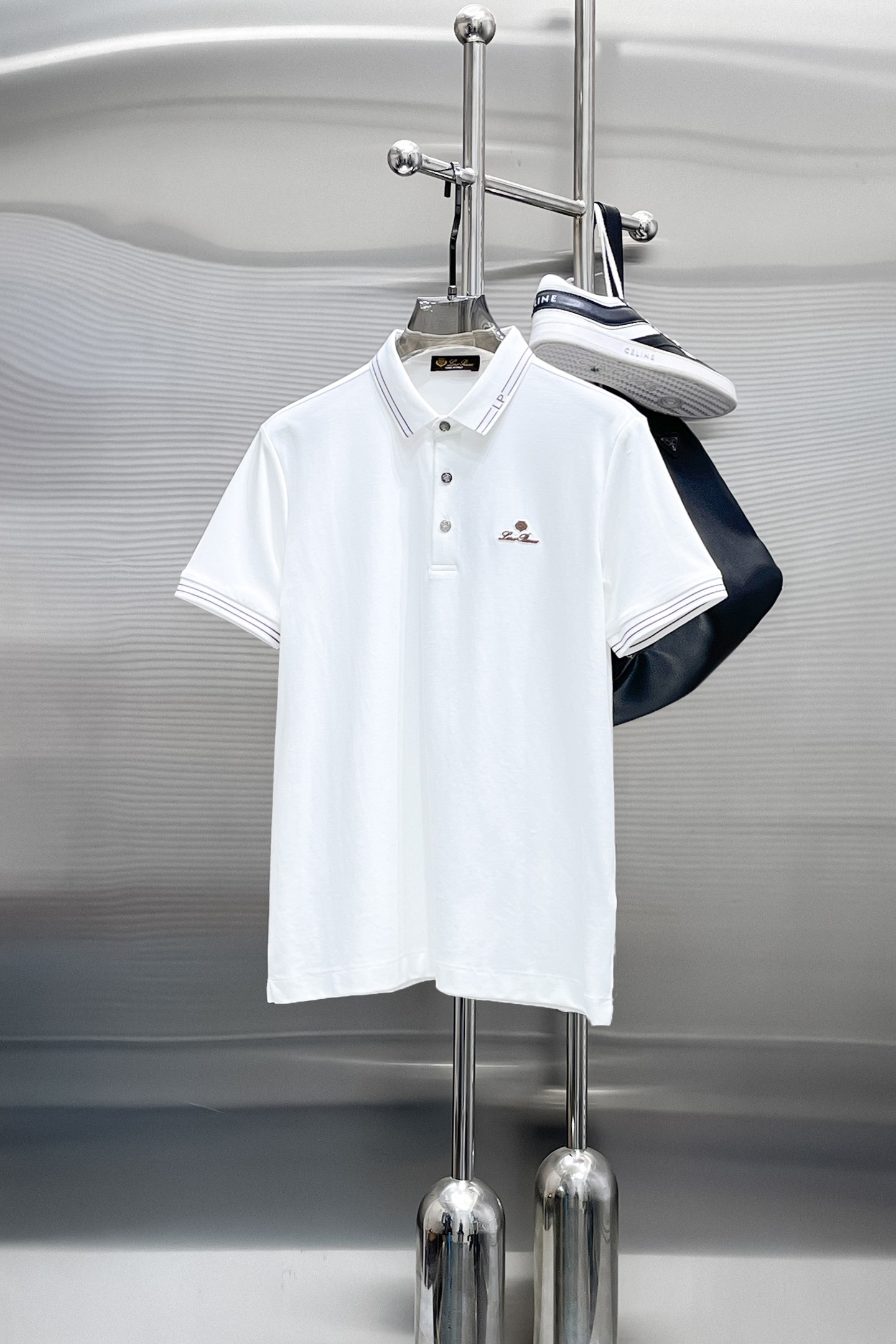 NO:870219,LP 1896ss summer new letter logo men's lapel Polo shirt!  Classic business men's style, the ceiling-level business men's style of high-end men's clothing!  Simple and fashionable yet elegant, it looks great when worn alone, and quality control/details control can be taken away with your eyes closed. It is low-key, luxurious and connotative!  The custom-woven mesh pique cotton fabric supplied by the customer is carefully made. The mesh texture is evenly arranged on the surface of the fabric. It has excellent breathability and heat dissipation and perspiration. The upper body comfort is completely better than ordinary single-sided jersey tissue!  The classic brand LOGO on the chest is made with top-notch craftsmanship. The LOGO is three-dimensional, clear and full, and has extraordinary texture. Whether it is worn as an inner layer or worn alone, it is a classic product!  The exquisite tailoring process, every detail is handled very standard and delicately, which cannot be compared with other low-end products on the market. It is a must-have basic and versatile Polo shirt for men!  Available in multiple colors, sizes M-4xl, loro piana,19860909LP 1896ss夏季新款字母logo男士翻领Polo衫！经典商务男款,高端男装的天花板级别的商务男款！简约时尚大气不失优雅,单穿内搭体面过人,品质控/细节控的闭眼带走,低调又奢华有内涵！ 客供定织网眼珠地棉布精心制成,面料表面排列均匀整齐的网眼纹理,透气性和散热排汗性极佳,上身舒适程度完全优于普通单面汗布组织！胸前经典的品牌LOGO标识,采用顶级工艺打造,LOGO立体清晰饱满,质感非凡的特质,无论是内搭还是单穿都是一款经典领域的产品！精妙绝伦的裁剪工艺,每一个细节处理的非常标准细腻,非市面一般LOW货可以媲美的,男士必入基础百搭款Polo衫推荐！ 颜色多颜色 尺码M-4xl,,loro piana,,Men's clothing