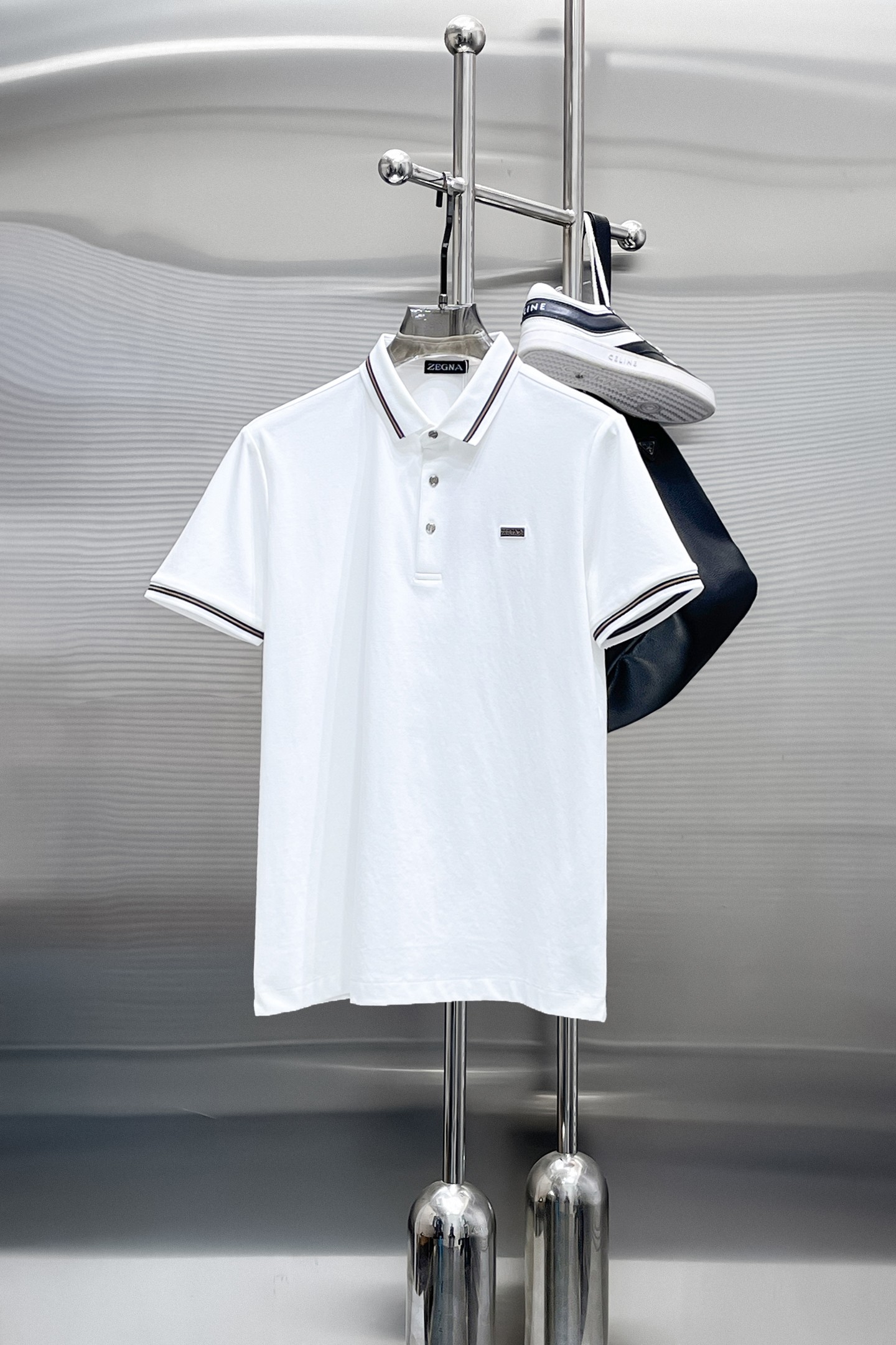 NO:870226,Ermenegildo Zegna 2026ss summer new letter logo men's lapel Polo shirt!  Classic business men's style, the ceiling-level business men's style of high-end men's clothing!  Simple and fashionable yet elegant, it looks great when worn alone, and quality control/details control can be taken away with your eyes closed. It is low-key, luxurious and connotative!  The custom-woven mesh pique cotton fabric supplied by the customer is carefully made. The mesh texture is evenly arranged on the surface of the fabric. It has excellent breathability and heat dissipation and perspiration. The upper body comfort is completely better than ordinary single-sided jersey tissue!  The classic brand LOGO on the chest is made with top-notch craftsmanship. The LOGO is three-dimensional, clear and full, and has extraordinary texture. Whether it is worn as an inner layer or worn alone, it is a classic product!  The exquisite tailoring process, every detail is handled very standard and delicately, which cannot be compared with other low-end products on the market. It is a must-have basic and versatile Polo shirt for men!  Various colors, sizes M-4xl,,zegna,19860909杰尼亚 2026ss夏季新款字母logo男士翻领Polo衫！经典商务男款,高端男装的天花板级别的商务男款！简约时尚大气不失优雅,单穿内搭体面过人,品质控/细节控的闭眼带走,低调又奢华有内涵！ 客供定织网眼珠地棉布精心制成,面料表面排列均匀整齐的网眼纹理,透气性和散热排汗性极佳,上身舒适程度完全优于普通单面汗布组织！胸前经典的品牌LOGO标识,采用顶级工艺打造,LOGO立体清晰饱满,质感非凡的特质,无论是内搭还是单穿都是一款经典领域的产品！精妙绝伦的裁剪工艺,每一个细节处理的非常标准细腻,非市面一般LOW货可以媲美的,男士必入基础百搭款Polo衫推荐！ 颜色多颜色 尺码M-4xl,,zegna,,Men's clothing