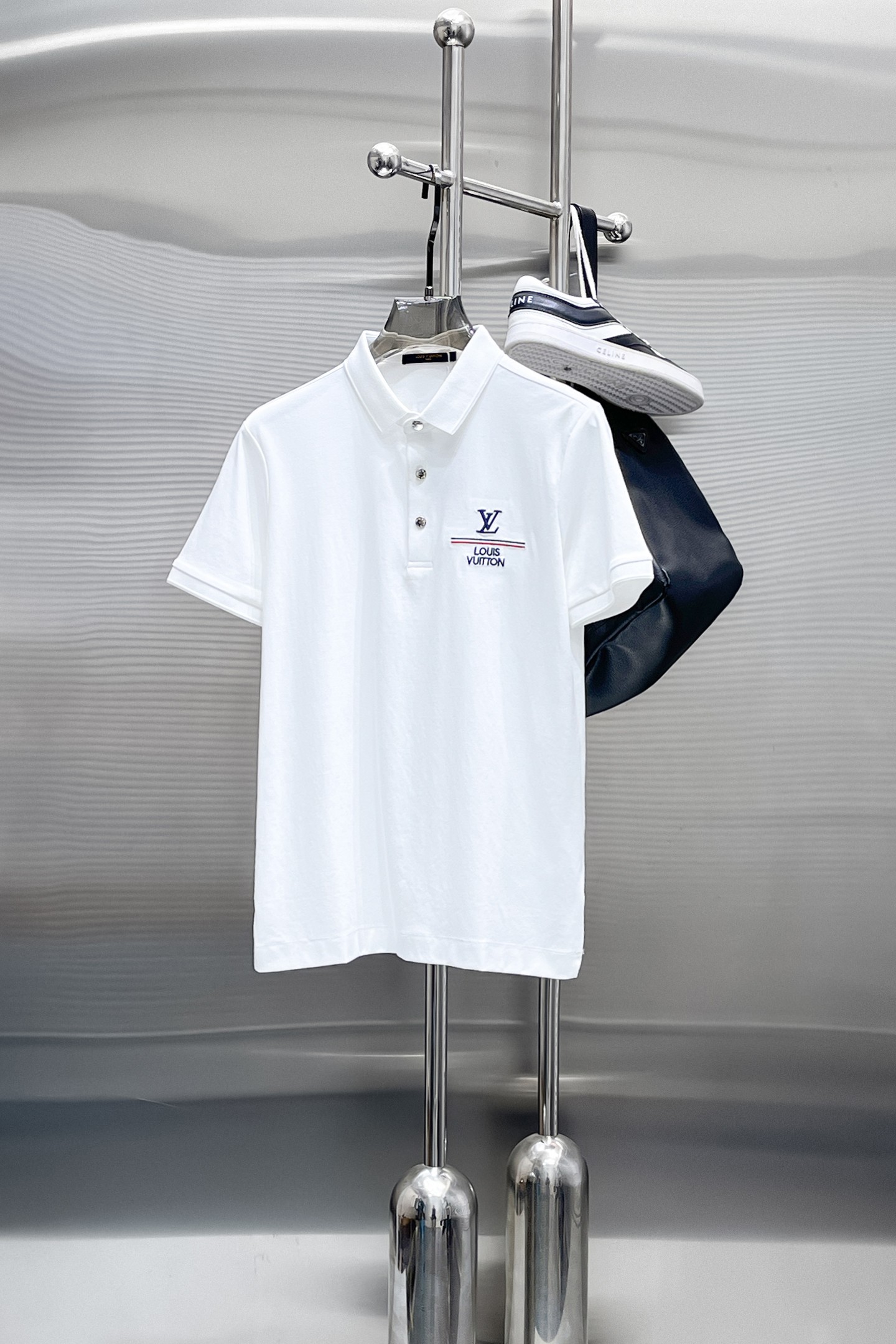 NO:870246,LV 2026ss summer new letter logo men’s lapel Polo shirt!  Classic business men's style, the ceiling-level business men's style of high-end men's clothing!  Simple and fashionable yet elegant, it looks great when worn alone, and quality control/details control can be taken away with your eyes closed. It is low-key, luxurious and connotative!  The custom-woven mesh pique cotton fabric supplied by the customer is carefully made. The mesh texture is evenly arranged on the surface of the fabric. It has excellent breathability and heat dissipation and perspiration. The upper body comfort is completely better than ordinary single-sided jersey tissue!  The classic brand LOGO on the chest is made with top-notch craftsmanship. The LOGO is three-dimensional, clear and full, and has extraordinary texture. Whether it is worn as an inner layer or worn alone, it is a classic product!  The exquisite tailoring process, every detail is handled very standard and delicately, which cannot be compared with other low-end products on the market. It is a must-have basic and versatile Polo shirt for men!  Various colors, sizes M-4xl, Louis Vuitton,19860909LV 2026ss夏季新款字母logo男士翻领Polo衫！经典商务男款,高端男装的天花板级别的商务男款！简约时尚大气不失优雅,单穿内搭体面过人,品质控/细节控的闭眼带走,低调又奢华有内涵！ 客供定织网眼珠地棉布精心制成,面料表面排列均匀整齐的网眼纹理,透气性和散热排汗性极佳,上身舒适程度完全优于普通单面汗布组织！胸前经典的品牌LOGO标识,采用顶级工艺打造,LOGO立体清晰饱满,质感非凡的特质,无论是内搭还是单穿都是一款经典领域的产品！精妙绝伦的裁剪工艺,每一个细节处理的非常标准细腻,非市面一般LOW货可以媲美的,男士必入基础百搭款Polo衫推荐！ 颜色多颜色 尺码M-4xl,,louis vuitton,,Men's clothing