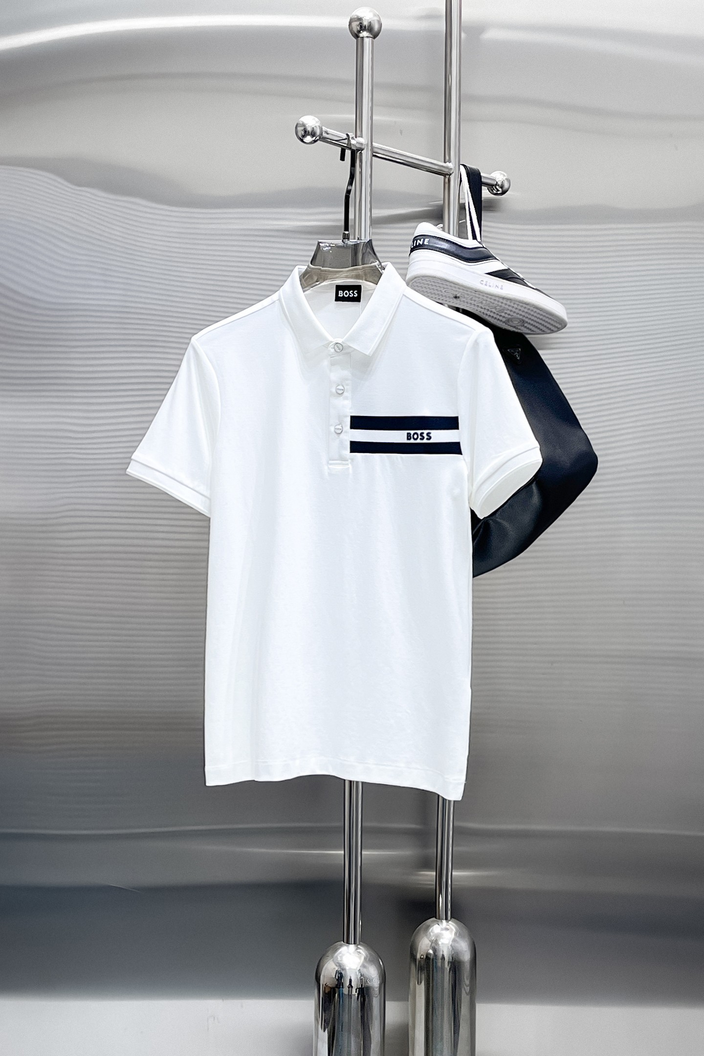 NO:870256,BOSS 2026ss summer new letter logo men's lapel Polo shirt!  Classic business men's style, the ceiling-level business men's style of high-end men's clothing!  Simple and fashionable yet elegant, it looks great when worn alone, and quality control/details control can be taken away with your eyes closed. It is low-key, luxurious and connotative!  The custom-woven mesh pique cotton fabric supplied by the customer is carefully made. The mesh texture is evenly arranged on the surface of the fabric. It has excellent breathability and heat dissipation and perspiration. The upper body comfort is completely better than ordinary single-sided jersey tissue!  The classic brand LOGO on the chest is made with top-notch craftsmanship. The LOGO is three-dimensional, clear and full, and has extraordinary texture. Whether it is worn as an inner layer or worn alone, it is a classic product!  The exquisite tailoring process, every detail is handled very standard and delicately, which cannot be compared with other low-end products on the market. It is a must-have basic and versatile Polo shirt for men!  Available in multiple colors, sizes M-4xl,,19860909BOSS 2026ss夏季新款字母logo男士翻领Polo衫！经典商务男款,高端男装的天花板级别的商务男款！简约时尚大气不失优雅,单穿内搭体面过人,品质控/细节控的闭眼带走,低调又奢华有内涵！ 客供定织网眼珠地棉布精心制成,面料表面排列均匀整齐的网眼纹理,透气性和散热排汗性极佳,上身舒适程度完全优于普通单面汗布组织！胸前经典的品牌LOGO标识,采用顶级工艺打造,LOGO立体清晰饱满,质感非凡的特质,无论是内搭还是单穿都是一款经典领域的产品！精妙绝伦的裁剪工艺,每一个细节处理的非常标准细腻,非市面一般LOW货可以媲美的,男士必入基础百搭款Polo衫推荐！ 颜色多颜色 尺码M-4xl,,,Men's clothing