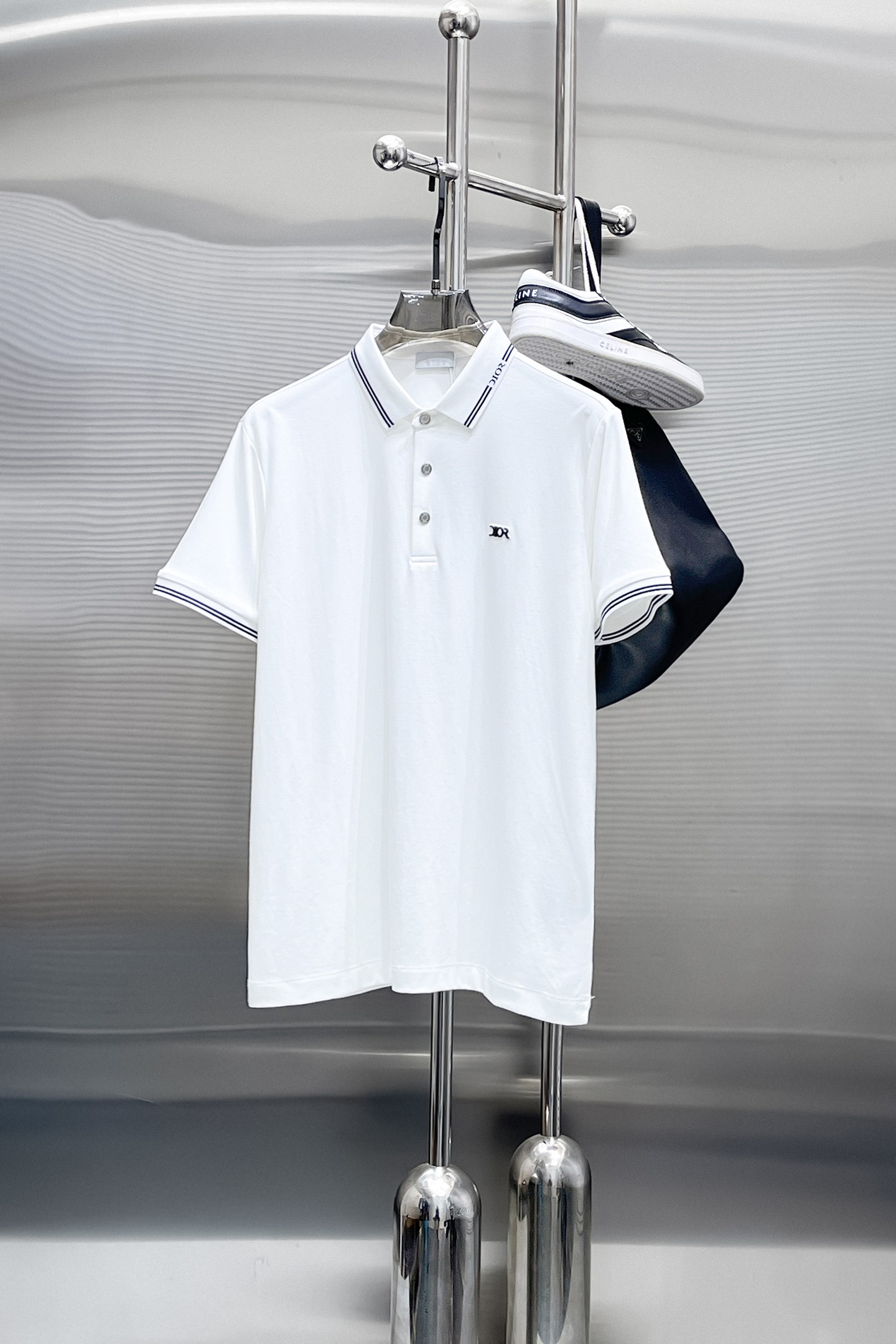 NO:870266,Dior 2026ss summer new letter logo men's lapel Polo shirt!  Classic business men's style, the ceiling-level business men's style of high-end men's clothing!  Simple and fashionable yet elegant, it looks great when worn alone, and quality control/details control can be taken away with your eyes closed. It is low-key, luxurious and connotative!  The custom-woven mesh pique cotton fabric supplied by the customer is carefully made. The mesh texture is evenly arranged on the surface of the fabric. It has excellent breathability and heat dissipation and perspiration. The upper body comfort is completely better than ordinary single-sided jersey tissue!  The classic brand LOGO on the chest is made with top-notch craftsmanship. The LOGO is three-dimensional, clear and full, and has extraordinary texture. Whether it is worn as an inner layer or worn alone, it is a classic product!  The exquisite tailoring process, every detail is handled very standard and delicately, which cannot be compared with other low-end products on the market. It is a must-have basic and versatile Polo shirt for men!  Various colors, sizes M-4xl, dior,19860909迪奥 2026ss夏季新款字母logo男士翻领Polo衫！经典商务男款,高端男装的天花板级别的商务男款！简约时尚大气不失优雅,单穿内搭体面过人,品质控/细节控的闭眼带走,低调又奢华有内涵！ 客供定织网眼珠地棉布精心制成,面料表面排列均匀整齐的网眼纹理,透气性和散热排汗性极佳,上身舒适程度完全优于普通单面汗布组织！胸前经典的品牌LOGO标识,采用顶级工艺打造,LOGO立体清晰饱满,质感非凡的特质,无论是内搭还是单穿都是一款经典领域的产品！精妙绝伦的裁剪工艺,每一个细节处理的非常标准细腻,非市面一般LOW货可以媲美的,男士必入基础百搭款Polo衫推荐！ 颜色多颜色 尺码M-4xl,,dior,,Men's clothing