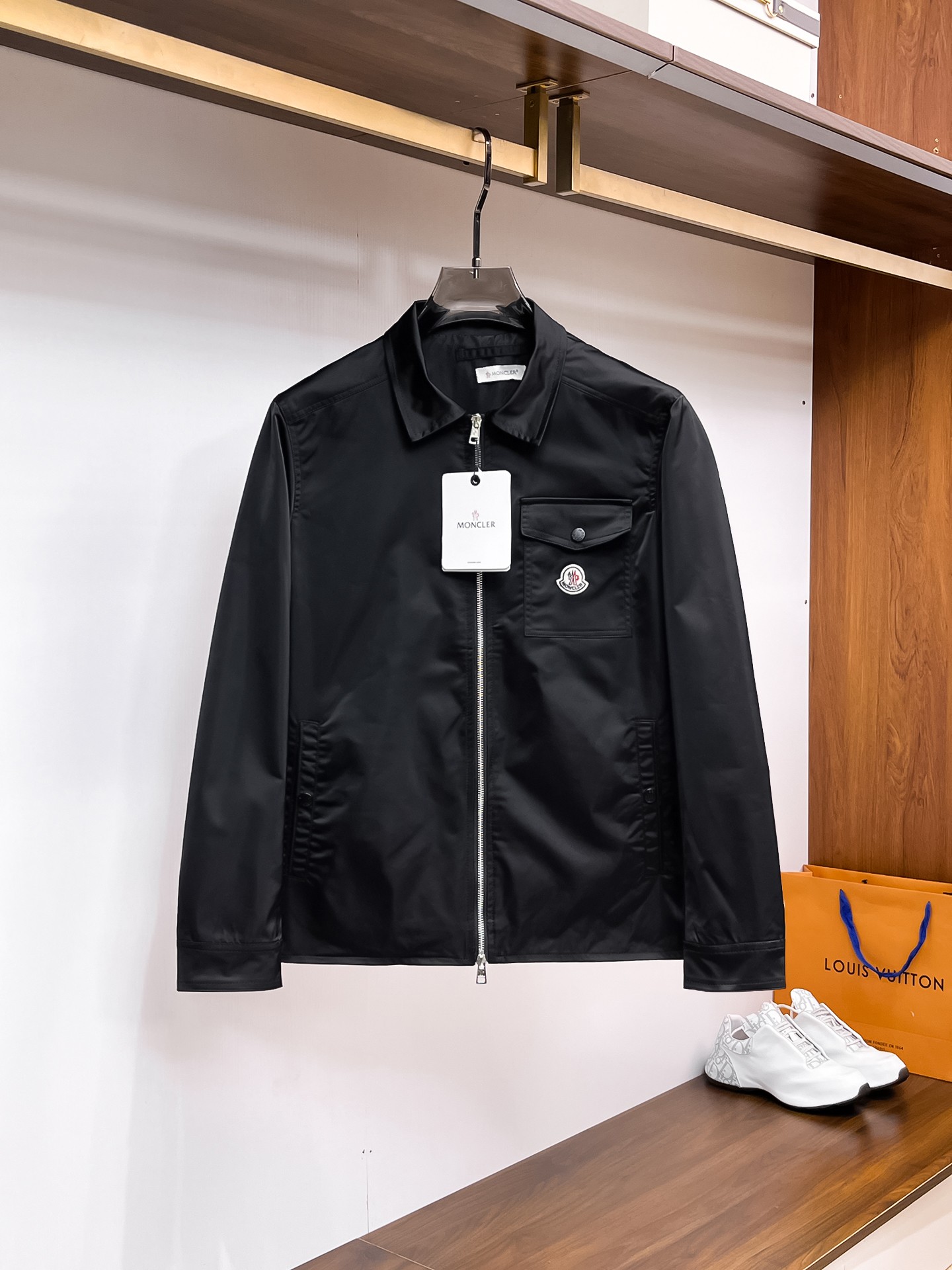 NO:937717,Same style as Mengkou official website, complete with three labels, sold in advance. 2026ss new autumn men's jackets, high-end version with complete three labels of the original order. Custom-made fabrics at the counter. Highly breathable and comfortable, impeccable details, brand element design concept, reflecting high quality. Delicate and soft feel. Casual tailoring, excellent upper body shape. Size M～3XL, maximum weight, Moncler, jackets & coats, jackets & coats,19860909蒙口官网同款,三标齐全,提前发售 2026ss开秋新款男士夹克外套,原单三标齐全高端版本 专柜定制面料 透气舒适度高,细节无可挑剔,品牌元素设计理念,体现高品质.手感细腻柔软 呈现休闲裁剪,上身版型超赞 码数M～3XL,最大穿斤,,Moncler,jackets & coats,jackets & coats,,Men's clothing