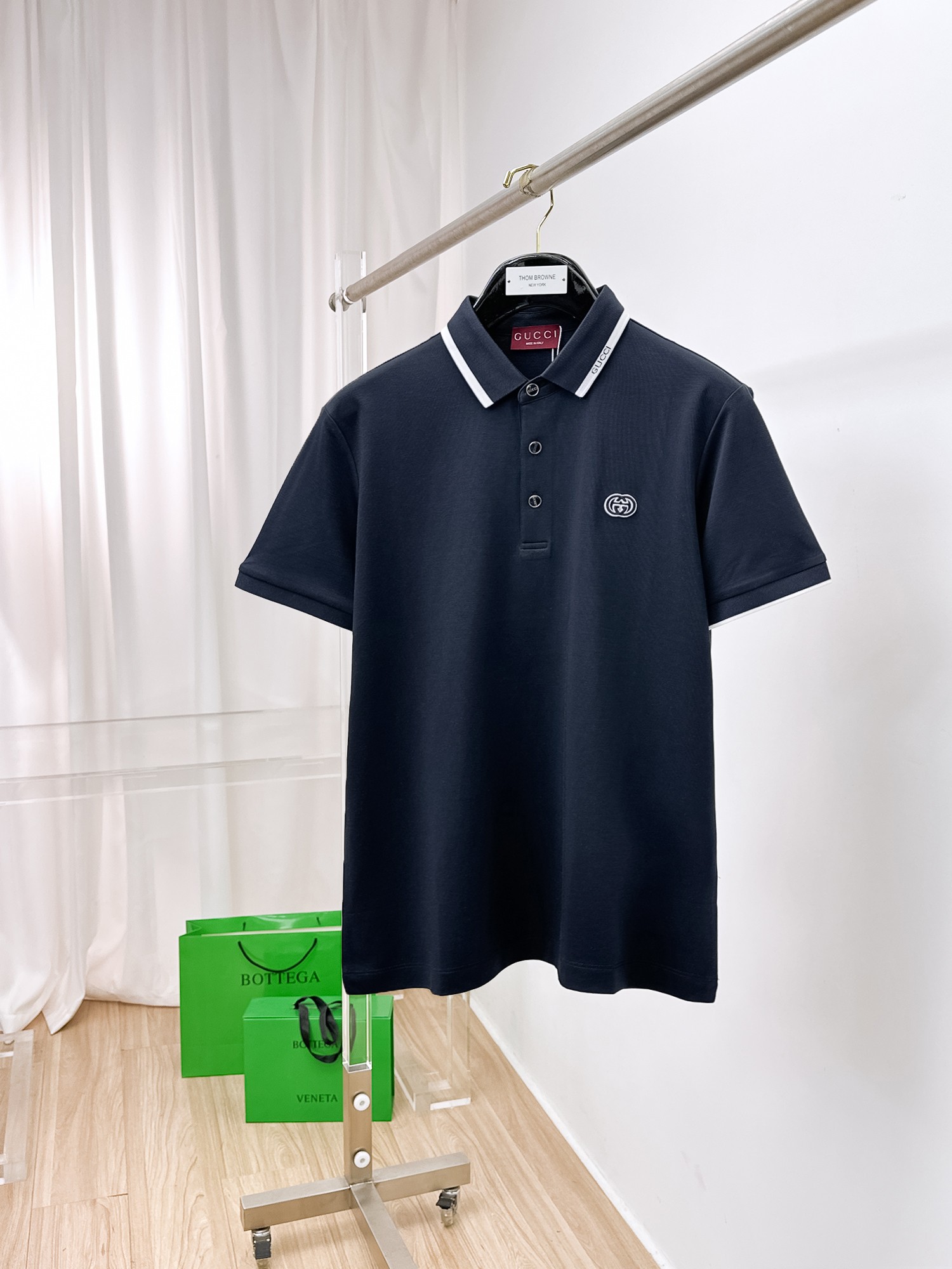 NO:477454,Guqi 2025ss summer new letter logo men's lapel Polo shirt!  Classic business men's style, high-end men's style at the ceiling level of business men's style!  Simple, fashionable and elegant, single-wearing inner wear is decent, quality control/detail control takes away, low-key, luxurious and connotative!  Customer-supplied fixed mesh flooring cotton cloth is carefully made, the surface of the fabric is evenly arranged and neatly arranged, with excellent breathability and heat dissipation and sweat resistance, and the comfort level of the upper body is completely better than that of ordinary single-sided sweat cloth tissue!  The classic brand LOGO logo on the chest is created with top-level craftsmanship. The LOGO has three-dimensional, clear and full texture, and is an extraordinary product in the classic field whether it is inner wear or single wear!  The exquisite cutting process, the processing of every detail is very standard and delicate, and it is comparable to that of ordinary LOW products on the market. Men must enter the basic versatile Polo shirts!  Multi-color Size M-4xl, alexander wang19860909古奇 2025ss夏季新款字母logo男士翻领Polo衫！经典商务男款,高端男装的天花板级别的商务男款！简约时尚大气不失优雅,单穿内搭体面过人,品质控/细节控的闭眼带走,低调又奢华有内涵！ 客供定织网眼珠地棉布精心制成,面料表面排列均匀整齐的网眼纹理,透气性和散热排汗性极佳,上身舒适程度完全优于普通单面汗布组织！胸前经典的品牌LOGO标识,采用顶级工艺打造,LOGO立体清晰饱满,质感非凡的特质,无论是内搭还是单穿都是一款经典领域的产品！精妙绝伦的裁剪工艺,每一个细节处理的非常标准细腻,非市面一般LOW货可以媲美的,男士必入基础百搭款Polo衫推荐！ 颜色多颜色 尺码M-4xl,,alexander wang,Men's clothing