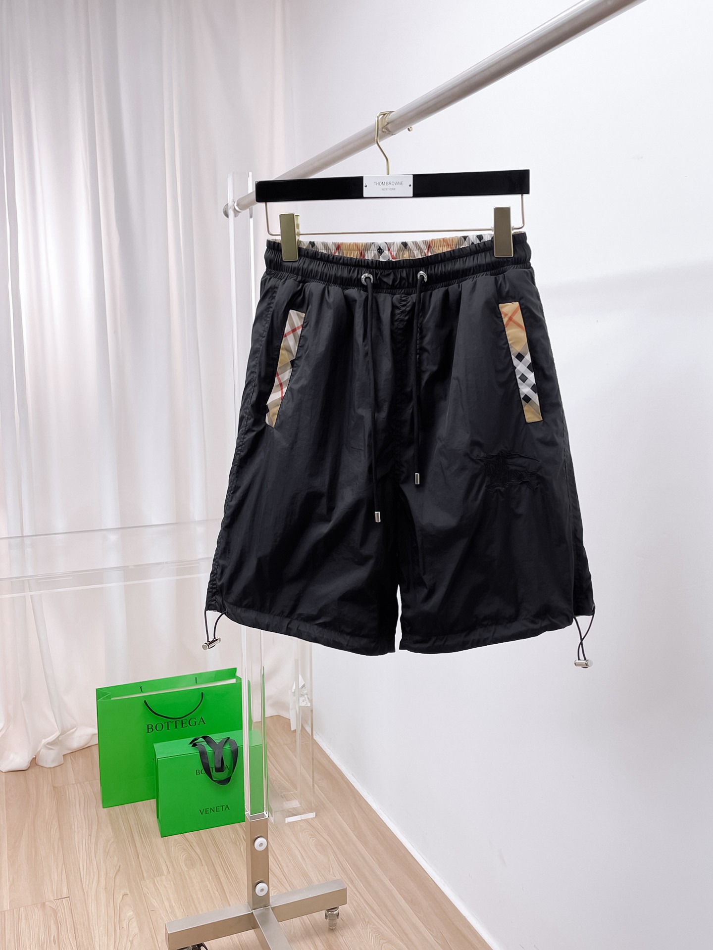 NO:477432,Burberry has a complete set of three standards. The new 2025 summer new men's casual double-sided shorts, high-end customized fabric breathable fabric, extremely breathable, elastic and comfortable, impeccable details, top-level auxiliary materials, original logo design concept, delicate and soft feel!  The upper body style is excellent!  Size M-XXXL order to report height and weight, burberry, shorts, alexander wang19860909巴宝莉三标齐全 2025夏季新款男士休闲双面穿短裤,高级定制面料透气面料 透气弹力舒适度极高,细节无可挑剔,顶级辅料配备,原版logo设计理念,手感细腻柔软！上身版型超赞！尺码M-XXXL下单报身高体重,,burberry,shorts,alexander wang,Men's clothing