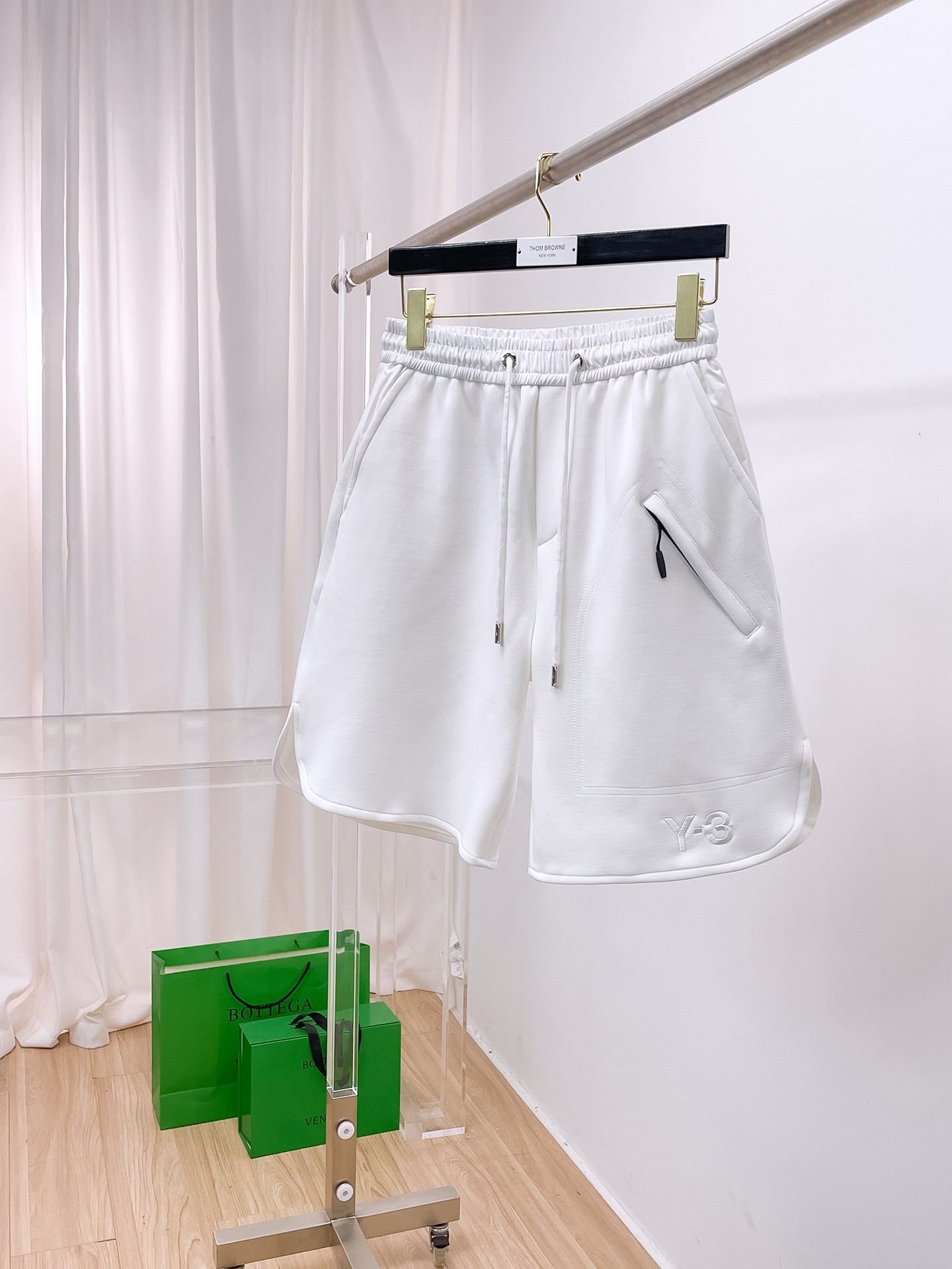 NO:477439,Y3 has complete three standards. 2025 summer new men's casual shorts, high-end custom fabric breathable fabric, extremely breathable, elastic and comfortable, impeccable details, top-level auxiliary materials, original logo design concept, delicate and soft feel!  The upper body style is excellent!  Size M-XXXL order to report height and weight, shorts, alexander wang19860909Y3三标齐全 2025夏季新款男士休闲短裤,高级定制面料透气面料 透气弹力舒适度极高,细节无可挑剔,顶级辅料配备,原版logo设计理念,手感细腻柔软！上身版型超赞！尺码M-XXXL下单报身高体重,,shorts,alexander wang,Men's clothing