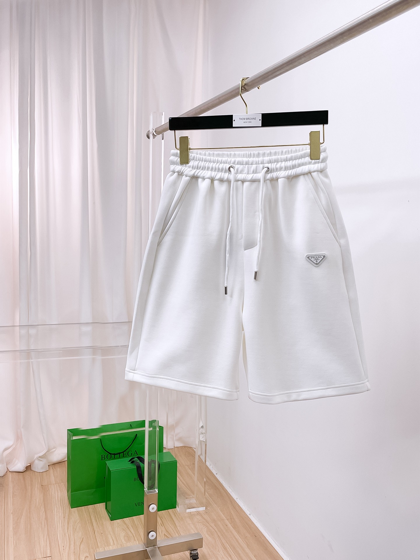 NO:477446,Prada has complete three standards. 2025 summer new men's casual shorts, high-end custom fabric breathable fabric, extremely breathable, elastic and comfortable, impeccable details, top-level auxiliary materials, original logo design concept, delicate and soft feel!  The upper body style is excellent!  Size M-XXXL order to report height and weight, prada, shorts, alexander wang19860909普拉达三标齐全 2025夏季新款男士休闲短裤,高级定制面料透气面料 透气弹力舒适度极高,细节无可挑剔,顶级辅料配备,原版logo设计理念,手感细腻柔软！上身版型超赞！尺码M-XXXL下单报身高体重,,prada,shorts,alexander wang,Men's clothing