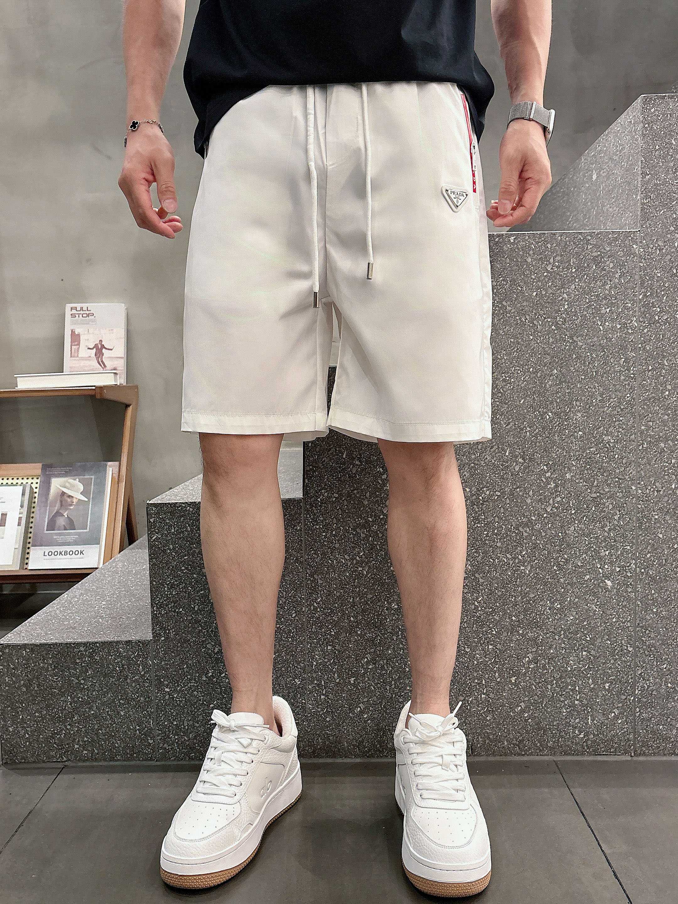 NO:446422,Prada has three standards, 2025 summer new men's casual shorts, high-end custom fabric, breathable fabric, extremely breathable, elastic and comfortable, impeccable details, top-level auxiliary materials, original logo design concept, delicate and soft feel!  The upper body style is excellent!  Size M-XXXL order to report height and weight, prada, shorts, alexander wang19860909普拉达 三标齐全 2025夏季新款男士休闲短裤,高级定制面料透气面料 透气弹力舒适度极高,细节无可挑剔,顶级辅料配备,原版logo设计理念,手感细腻柔软！上身版型超赞！尺码M-XXXL下单报身高体重,,prada,shorts,alexander wang,Men's clothing