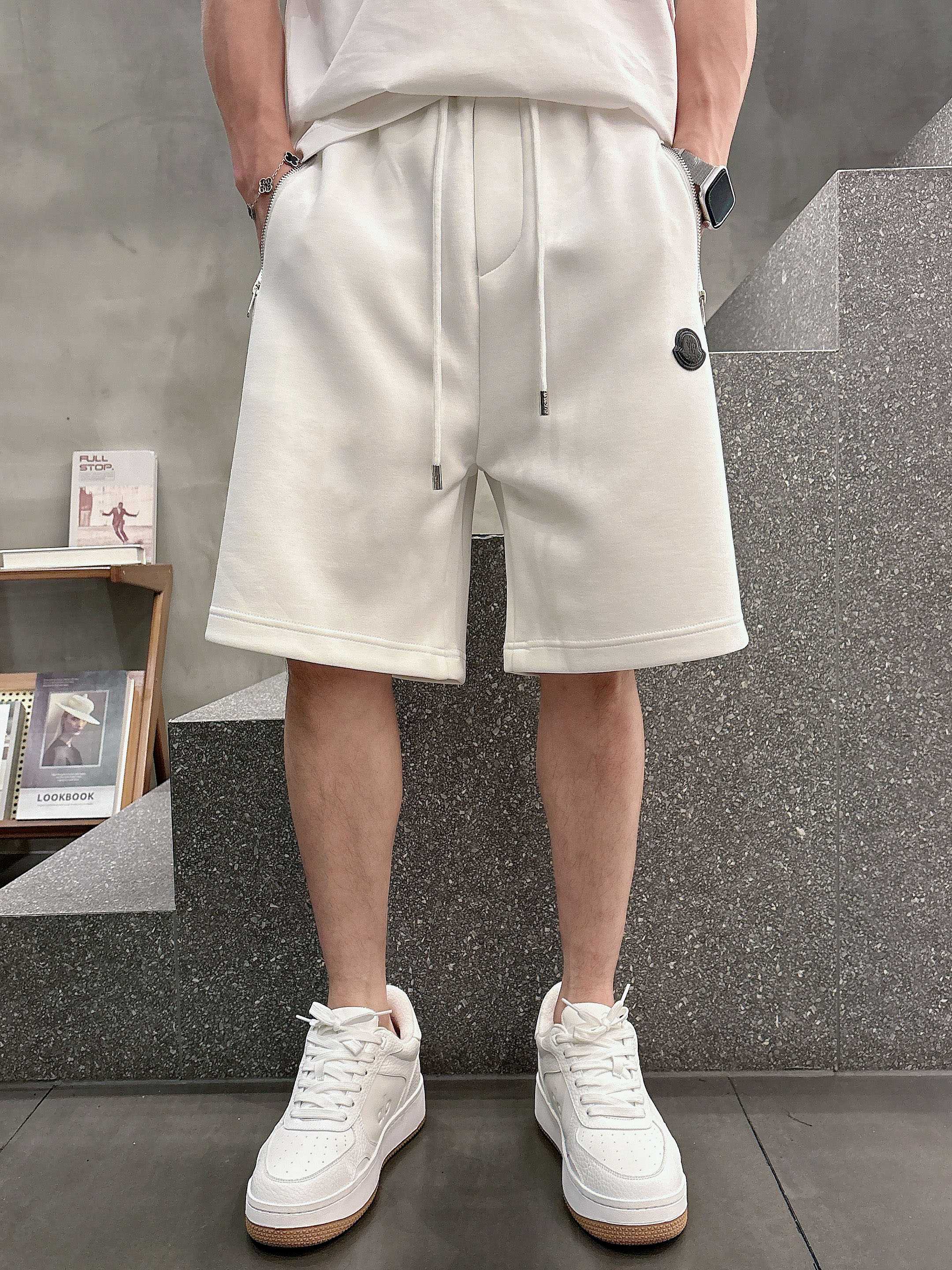 NO:446429,The three-standard 2025 summer new men's casual shorts, high-end custom fabric breathable fabric, extremely breathable elastic and comfortable, impeccable details, top-level auxiliary materials, original logo design concept, delicate and soft feel!  The upper body style is excellent!  Size M-XXXL order to report height and weight, Moncler, shorts, alexander wang19860909蒙口 三标齐全 2025夏季新款男士休闲短裤,高级定制面料透气面料 透气弹力舒适度极高,细节无可挑剔,顶级辅料配备,原版logo设计理念,手感细腻柔软！上身版型超赞！尺码M-XXXL下单报身高体重,,Moncler,shorts,alexander wang,Men's clothing