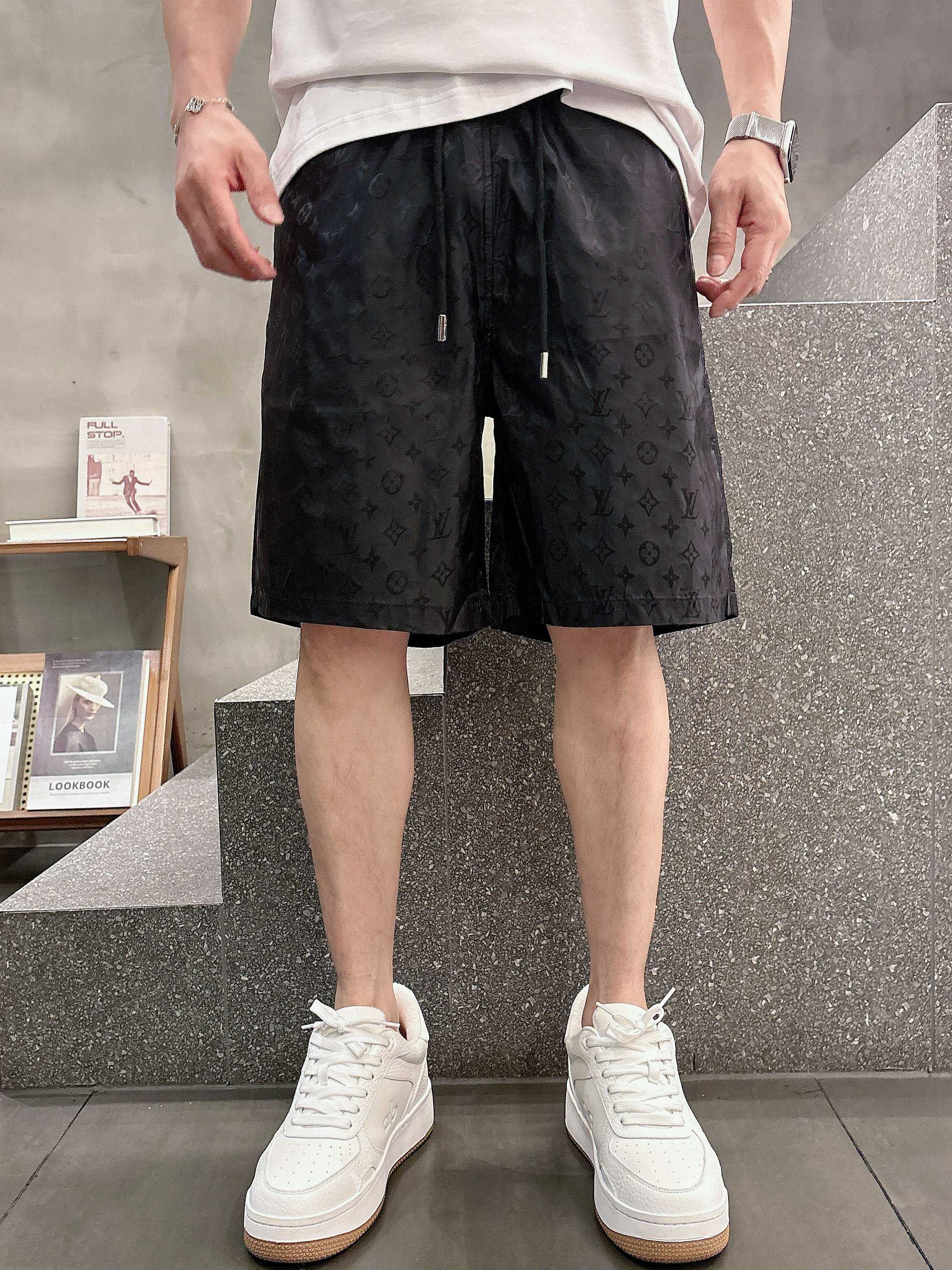 NO:446435,LV has three complete standards. 2025 summer new men's casual shorts, high-end custom fabric breathable fabric, extremely breathable, elastic and comfortable, impeccable details, top-level auxiliary materials, original logo design concept, delicate and soft feel!  The upper body style is excellent!  Size M-XXXL order to report height and weight, louis vuitton, shorts, alexander wang19860909LV 三标齐全 2025夏季新款男士休闲短裤,高级定制面料透气面料 透气弹力舒适度极高,细节无可挑剔,顶级辅料配备,原版logo设计理念,手感细腻柔软！上身版型超赞！尺码M-XXXL下单报身高体重,,louis vuitton,shorts,alexander wang,Men's clothing
