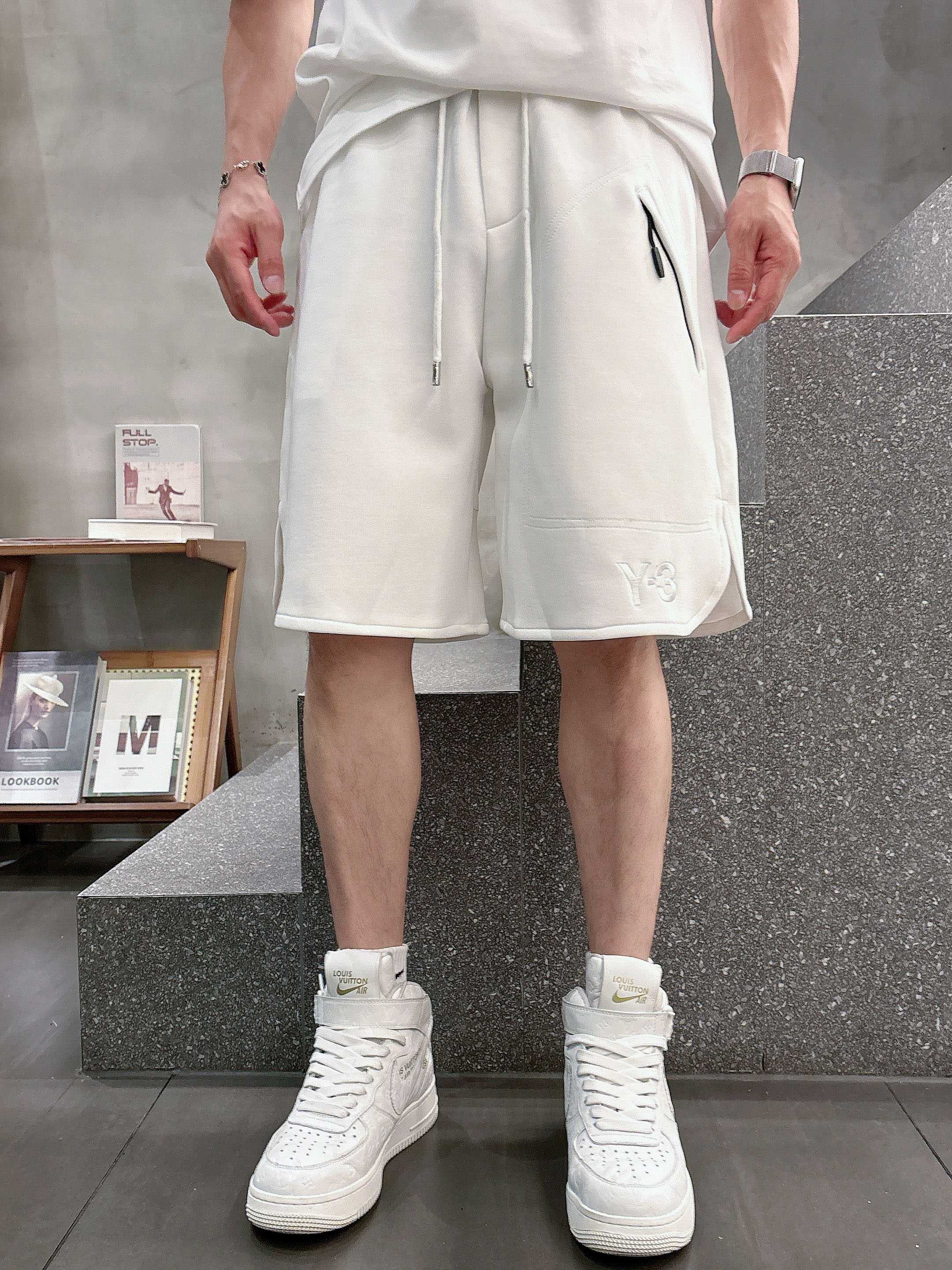 NO:431312,Y3 has complete three standards. The new 2025 summer casual shorts, high-end custom fabric breathable fabric, extremely breathable, elastic and comfortable, impeccable details, top-level auxiliary materials, original logo design concept, delicate and soft feel!  The upper body style is excellent!  Size M-XXXL order to report height and weight, shorts, alexander wang19860909Y3 三标齐全 2025夏季新款男士休闲短裤,高级定制面料透气面料 透气弹力舒适度极高,细节无可挑剔,顶级辅料配备,原版logo设计理念,手感细腻柔软！上身版型超赞！尺码M-XXXL下单报身高体重,,shorts,alexander wang,Men's clothing