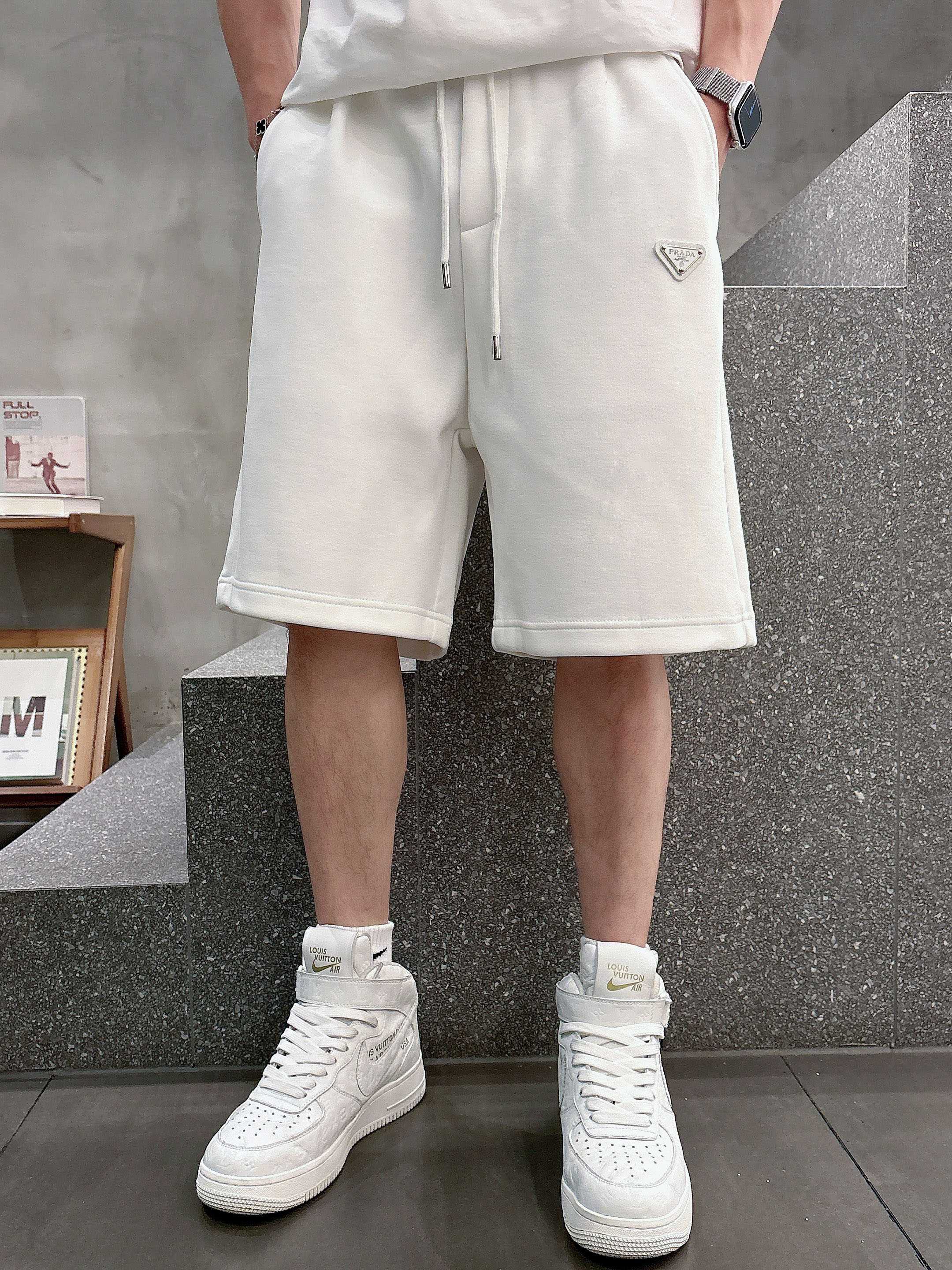 NO:431317,Prada has three standards, 2025 summer new men's casual shorts, high-end custom fabric, breathable fabric, extremely breathable, elastic and comfortable, impeccable details, top-level auxiliary materials, original logo design concept, delicate and soft feel!  The upper body style is excellent!  Size M-XXXL order to report height and weight, prada, shorts, alexander wang19860909普拉达 三标齐全 2025夏季新款男士休闲短裤,高级定制面料透气面料 透气弹力舒适度极高,细节无可挑剔,顶级辅料配备,原版logo设计理念,手感细腻柔软！上身版型超赞！尺码M-XXXL下单报身高体重,,prada,shorts,alexander wang,Men's clothing