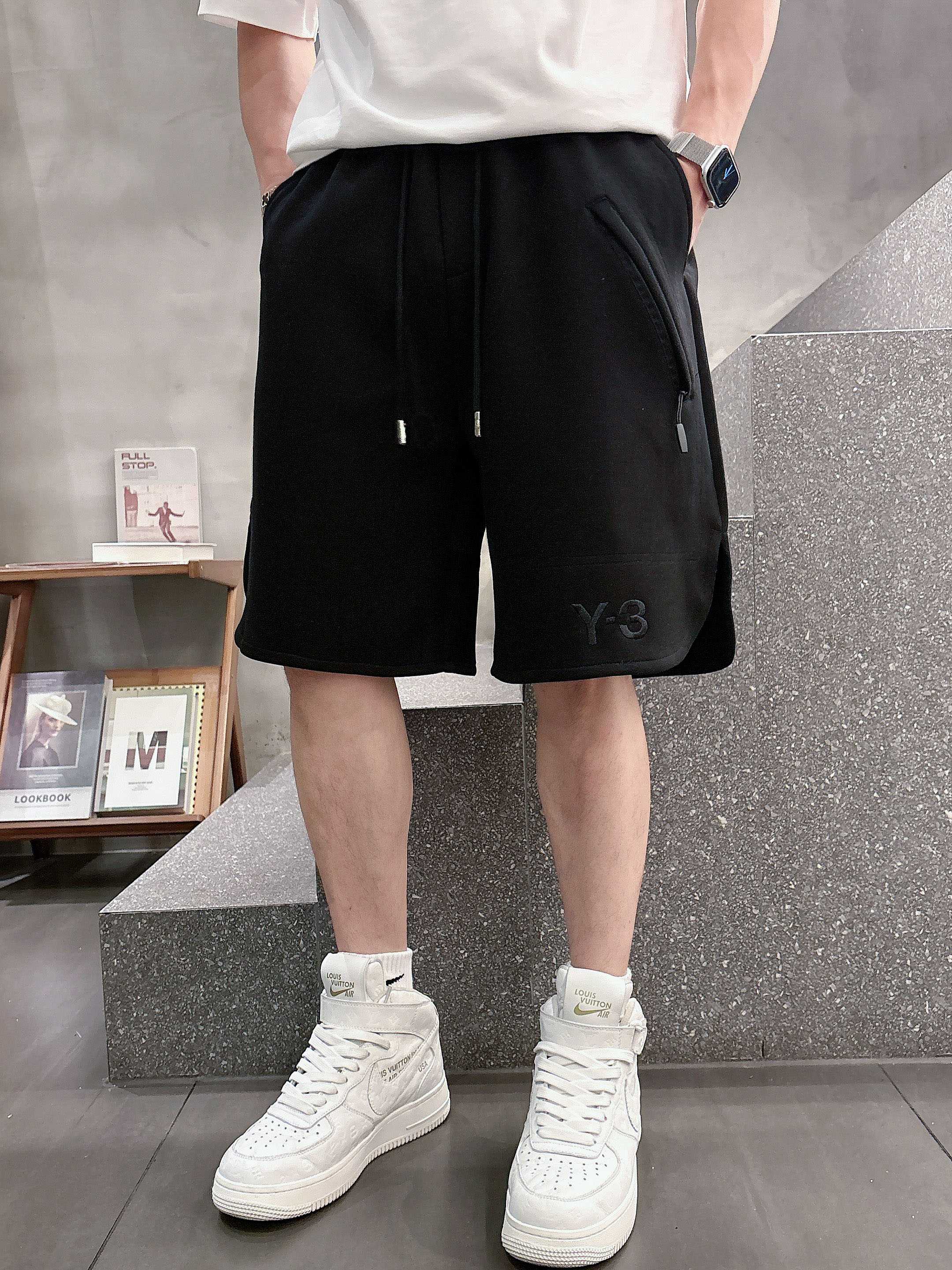 NO:431321,Y3 has complete three standards. The new 2025 summer casual shorts, high-end custom fabric breathable fabric, extremely breathable, elastic and comfortable, impeccable details, top-level auxiliary materials, original logo design concept, delicate and soft feel!  The upper body style is excellent!  Size M-XXXL order to report height and weight, shorts, alexander wang19860909Y3 三标齐全 2025夏季新款男士休闲短裤,高级定制面料透气面料 透气弹力舒适度极高,细节无可挑剔,顶级辅料配备,原版logo设计理念,手感细腻柔软！上身版型超赞！尺码M-XXXL下单报身高体重,,shorts,alexander wang,Men's clothing