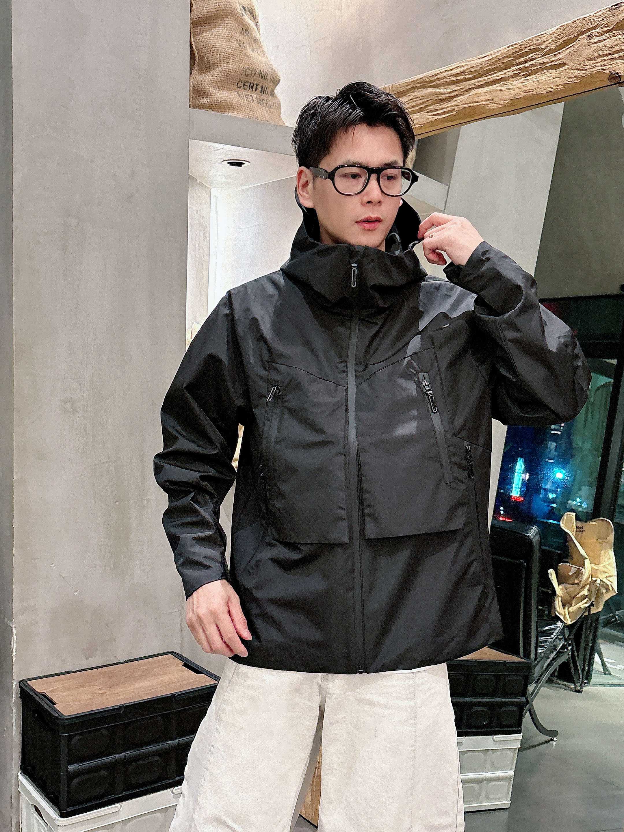 NO:431302,The same model on the official website, released in advance!  2025ss Spring New Men's Jacket, original single three-standard full high-end version!  With hidden hat, customized fabric for counter, high breathability and comfort, impeccable details, brand element design concept, reflecting high quality. The feel is delicate and soft!  It is casually cut, with a great upper body style!  Number of code M~3XL, maximum wear 195 catties.,, jackets & coats, jackets & coats, hats, alexander wang19860909迪桑特 官网同款,提前发售！2025ss开春新款男士夹克外套,原单三标齐全高端版本！带隐藏帽,专柜定制面料 透气舒适度高,细节无可挑剔,品牌元素设计理念,体现高品质.手感细腻柔软！呈现休闲裁剪,上身版型超赞！码数M～3XL,最大穿195斤.,,jackets & coats,jackets & coats,hats,alexander wang,Men's clothing
