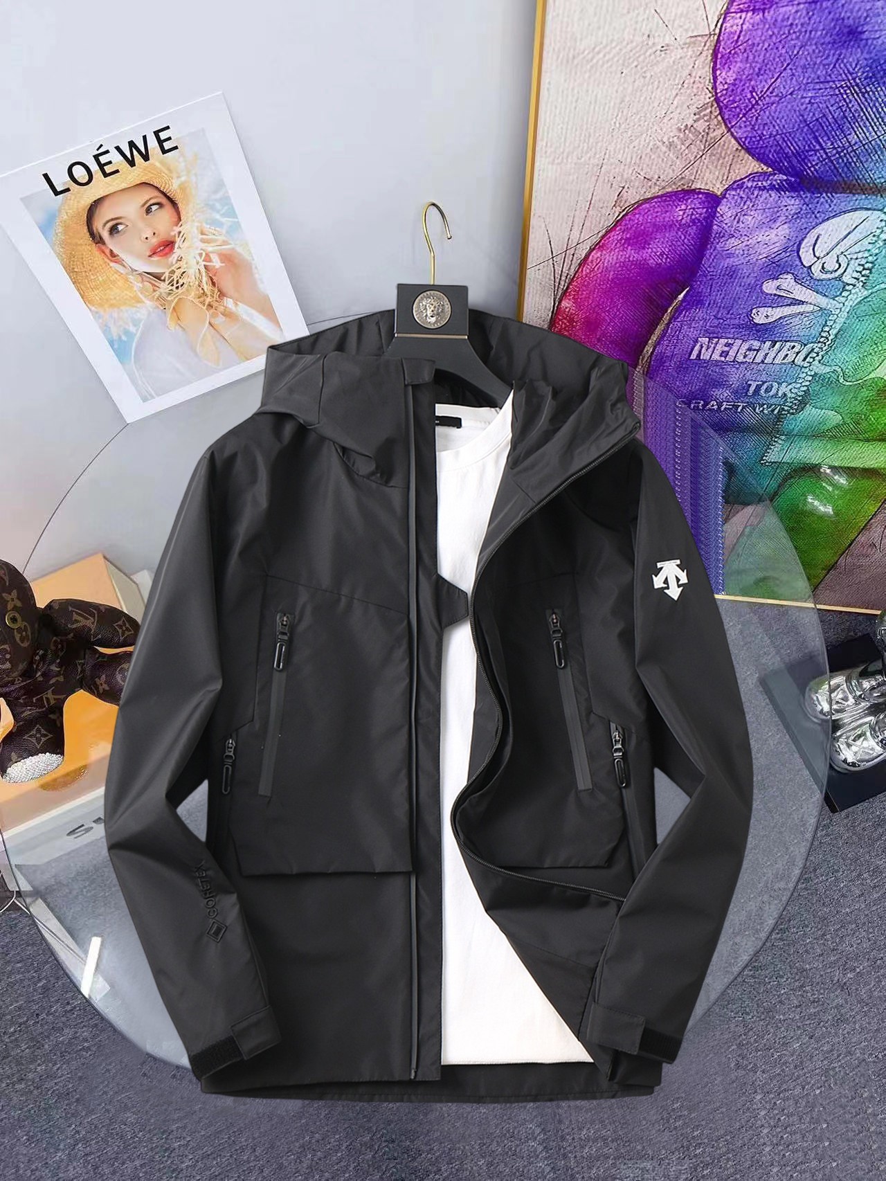 NO:648311,Same style as Descente's official website, complete with three labels, on sale in advance. 2025ss new autumn men's jacket, double-sided original single with three labels, high-end version. Custom-made fabrics at the counter. Highly breathable and comfortable, impeccable details, brand element design concept, reflecting high quality. Delicate and soft feel. Casual tailoring, excellent upper body shape. Size M~3XL, maximum wear 195 catties,,jackets & coats,jackets & coats,alexander wang19860909迪桑特官网同款,三标齐全,提前发售 2025ss开秋新款男士夹克外套,双面穿原单三标齐全高端版本 专柜定制面料 透气舒适度高,细节无可挑剔,品牌元素设计理念,体现高品质.手感细腻柔软 呈现休闲裁剪,上身版型超赞 码数M～3XL,最大穿195斤,,jackets & coats,jackets & coats,alexander wang,Men's clothing