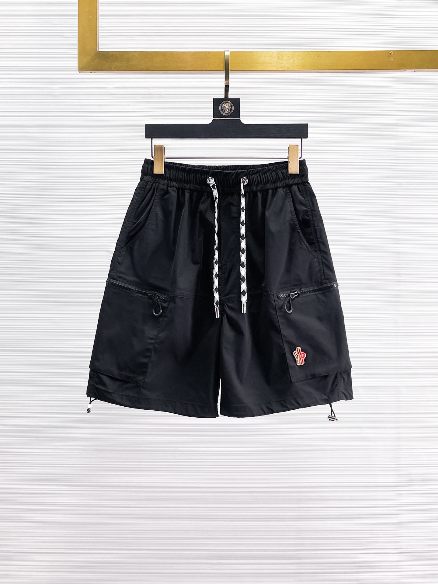 NO:935300,2026 new summer men's casual shorts with all three standards for the muzzle, advanced custom-made breathable fabrics, extremely breathable, elastic and comfortable, with impeccable details, top-grade accessories, original logo design concept, delicate and soft feel!  The upper body fit is awesome!  Sizes M-XXXL, please state your height and weight when ordering,,Moncler,shorts,19860909蒙口三标齐全 2026夏季新款男士休闲短裤,高级定制面料透气面料 透气弹力舒适度极高,细节无可挑剔,顶级辅料配备,原版logo设计理念,手感细腻柔软！上身版型超赞！尺码M-XXXL下单报身高体重,,Moncler,shorts,,Men's clothing