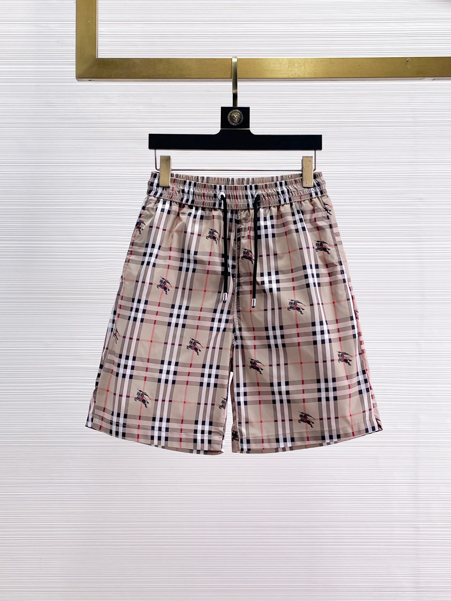 NO:935306,Burberry's 2026 new summer men's casual shorts with three complete standards, advanced custom-made breathable fabrics, extremely breathable, elastic and comfortable, impeccable details, top-grade accessories, original logo design concept, delicate and soft feel!  The upper body shape is awesome!  Sizes M-XXXL, please state your height and weight when ordering, burberry, shorts,19860909巴宝莉三标齐全 2026夏季新款男士休闲短裤,高级定制面料透气面料 透气弹力舒适度极高,细节无可挑剔,顶级辅料配备,原版logo设计理念,手感细腻柔软！上身版型超赞！尺码M-XXXL下单报身高体重,,burberry,shorts,,Men's clothing