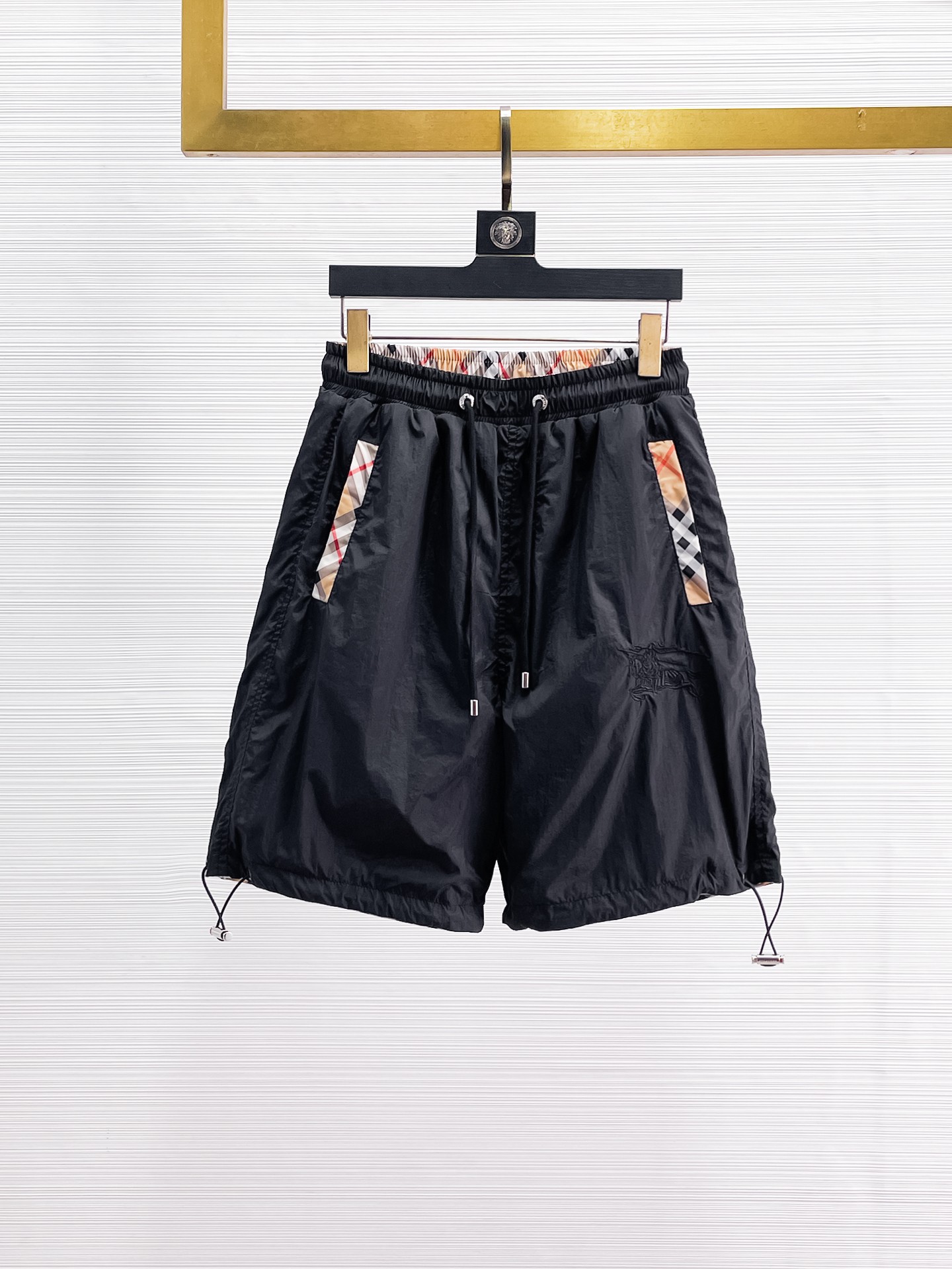NO:935309,Burberry's three-standard complete 2026 new summer men's casual reversible shorts, advanced custom-made breathable fabrics, extremely breathable, elastic and comfortable, impeccable details, top-grade accessories, original logo design concept, delicate and soft feel!  The upper body shape is awesome!  Sizes M-XXXL, please state your height and weight when ordering, burberry, shorts,19860909巴宝莉三标齐全 2026夏季新款男士休闲双面穿短裤,高级定制面料透气面料 透气弹力舒适度极高,细节无可挑剔,顶级辅料配备,原版logo设计理念,手感细腻柔软！上身版型超赞！尺码M-XXXL下单报身高体重,,burberry,shorts,,Men's clothing