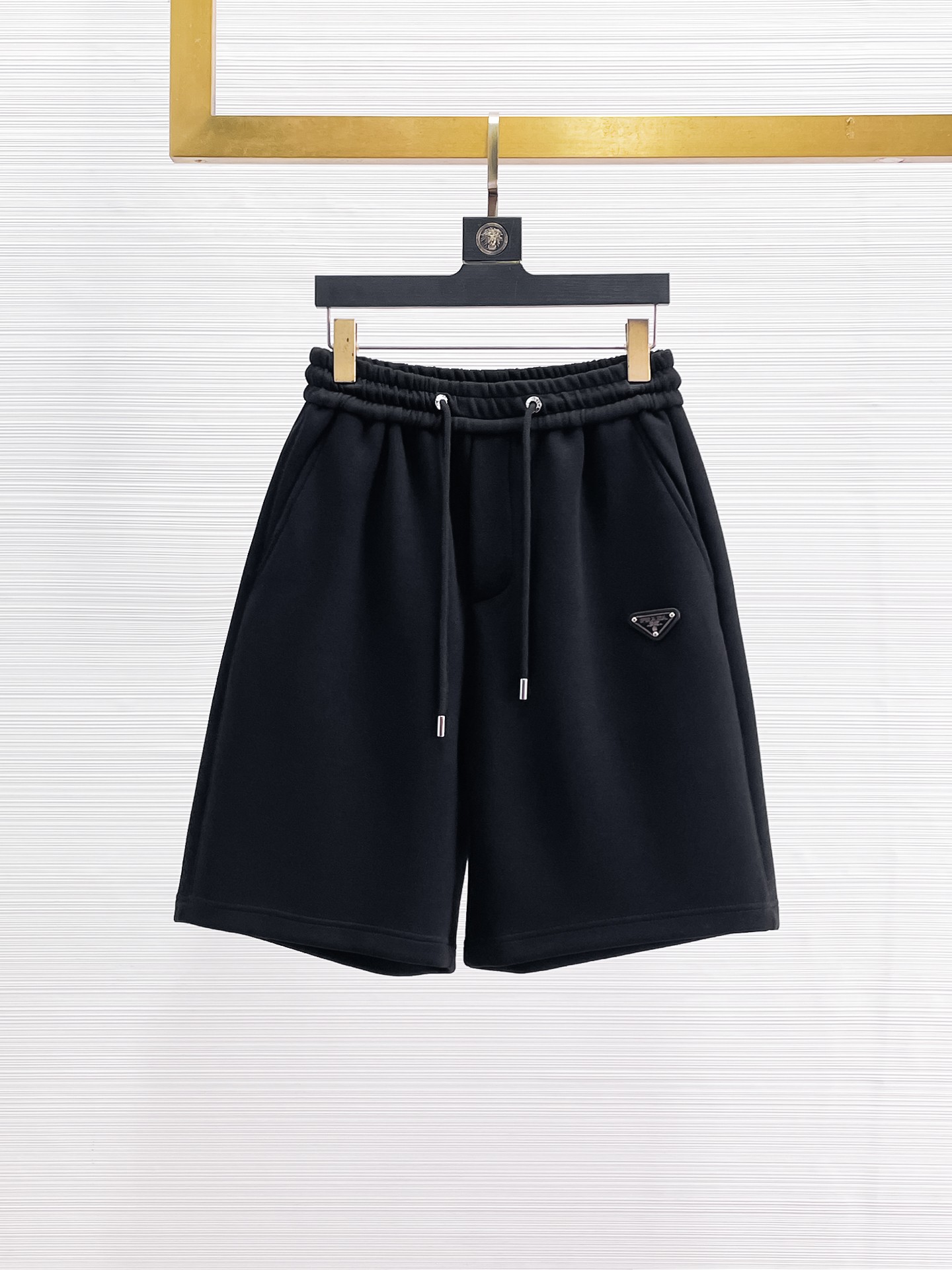 NO:935315,Prada's three-standard complete 2026 summer new men's casual shorts, advanced custom-made breathable fabrics, extremely breathable, elastic and comfortable, impeccable details, top-grade accessories, original logo design concept, delicate and soft feel!  The upper body fit is awesome!  Sizes M-XXXL, please state your height and weight when ordering, prada, shorts,19860909普拉达三标齐全 2026夏季新款男士休闲短裤,高级定制面料透气面料 透气弹力舒适度极高,细节无可挑剔,顶级辅料配备,原版logo设计理念,手感细腻柔软！上身版型超赞！尺码M-XXXL下单报身高体重,,prada,shorts,,Men's clothing