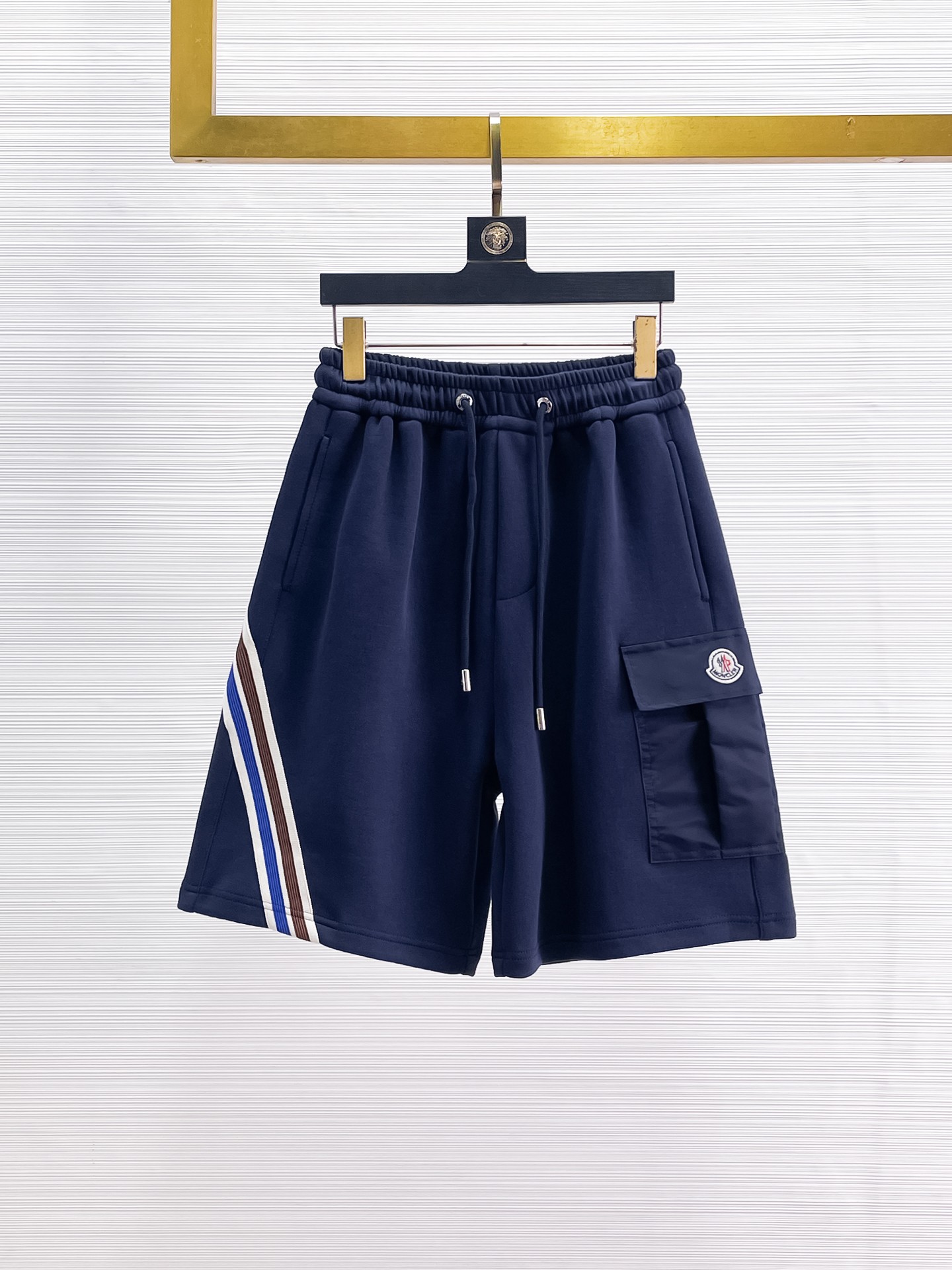NO:935318,2026 new summer men's casual shorts with complete three-standard muzzle protection, advanced custom-made breathable fabrics, extremely breathable, elastic and comfortable, with impeccable details, top-grade accessories, original logo design concept, delicate and soft feel!  The upper body fit is awesome!  Sizes M-XXXL, please state your height and weight when ordering,,Moncler,shorts,19860909蒙口三标齐全 2026夏季新款男士休闲短裤,高级定制面料透气面料 透气弹力舒适度极高,细节无可挑剔,顶级辅料配备,原版logo设计理念,手感细腻柔软！上身版型超赞！尺码M-XXXL下单报身高体重,,Moncler,shorts,,Men's clothing