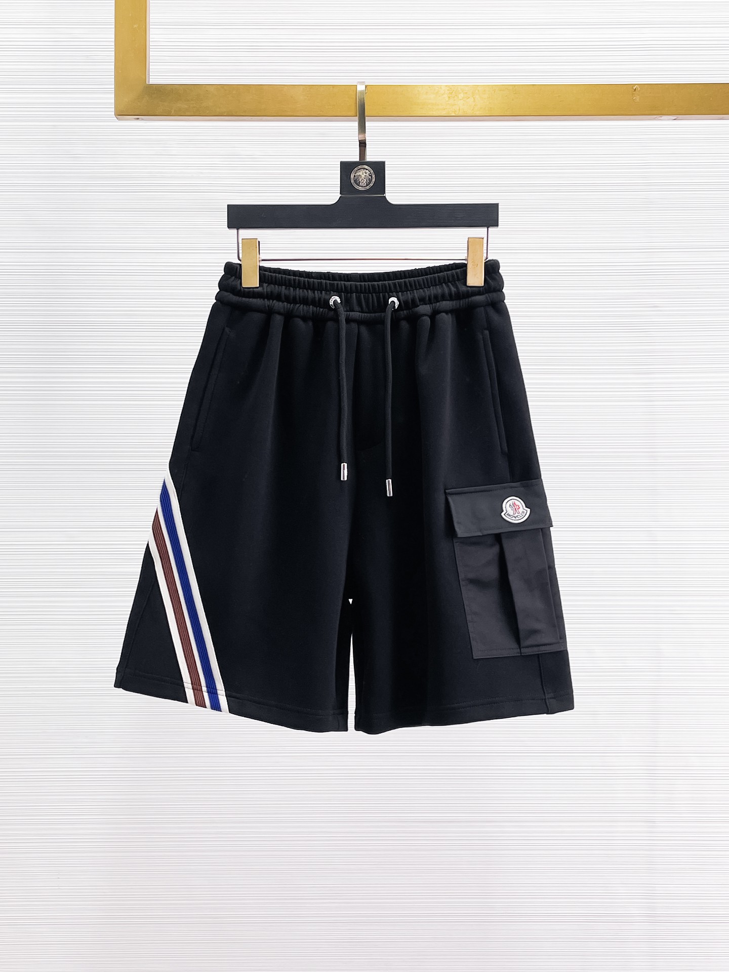 NO:935321,Mouth-mounted, complete with three standards, 2026 new summer men's casual shorts, advanced custom-made breathable fabrics, extremely breathable, elastic and comfortable, with impeccable details, top-grade accessories, original logo design concept, delicate and soft feel!  The upper body fit is awesome!  Sizes M-XXXL, please state your height and weight when ordering,,Moncler,shorts,19860909蒙口 三标齐全 2026夏季新款男士休闲短裤,高级定制面料透气面料 透气弹力舒适度极高,细节无可挑剔,顶级辅料配备,原版logo设计理念,手感细腻柔软！上身版型超赞！尺码M-XXXL下单报身高体重,,Moncler,shorts,,Men's clothing