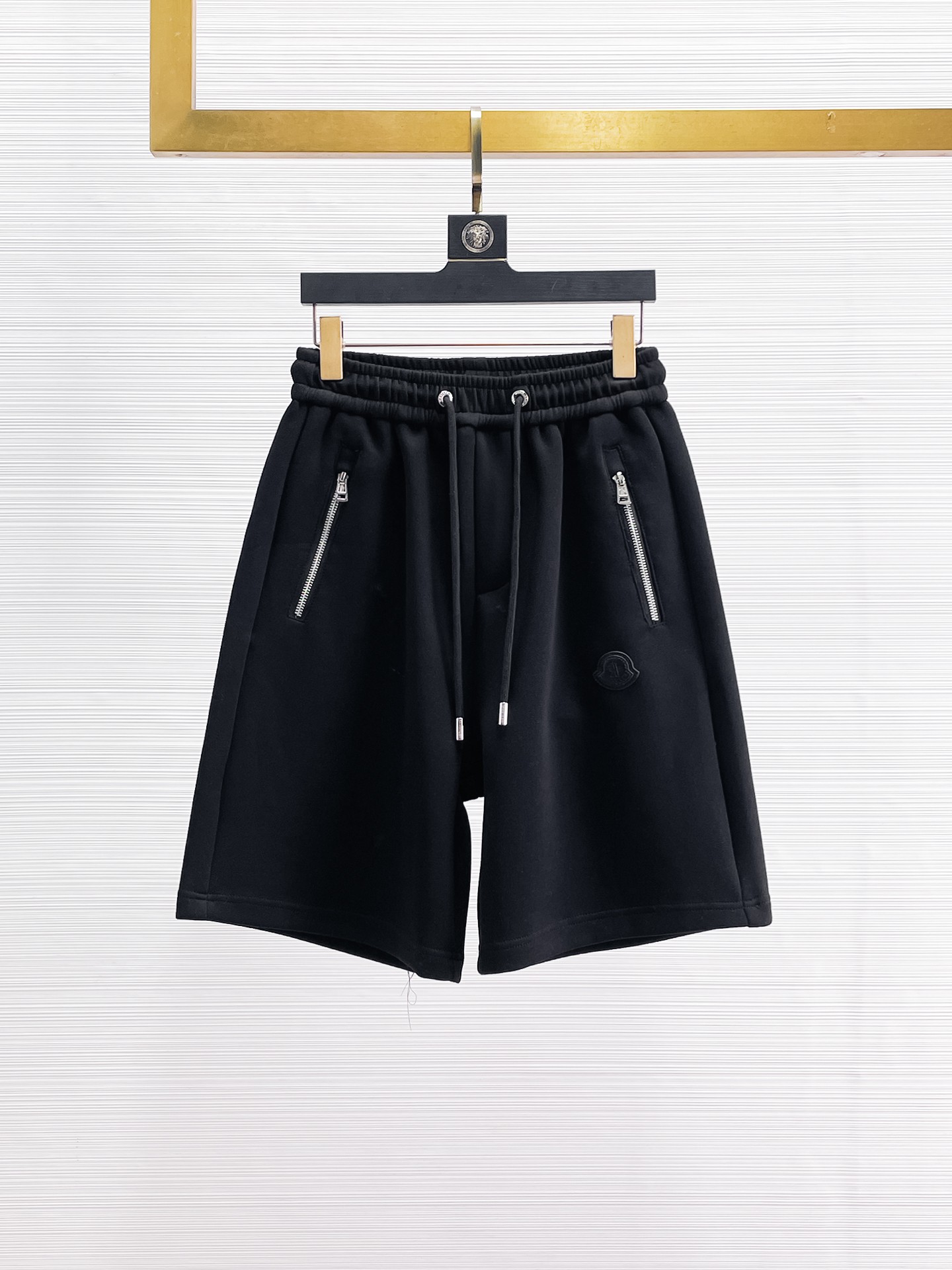 NO:935324,2026 new summer men's casual shorts with complete three-standard muzzle protection, advanced custom-made breathable fabrics, extremely breathable, elastic and comfortable, with impeccable details, top-grade accessories, original logo design concept, delicate and soft feel!  The upper body shape is awesome!  Sizes M-XXXL, please state your height and weight when ordering,,Moncler,shorts,19860909蒙口三标齐全 2026夏季新款男士休闲短裤,高级定制面料透气面料 透气弹力舒适度极高,细节无可挑剔,顶级辅料配备,原版logo设计理念,手感细腻柔软！上身版型超赞！尺码M-XXXL下单报身高体重,,Moncler,shorts,,Men's clothing