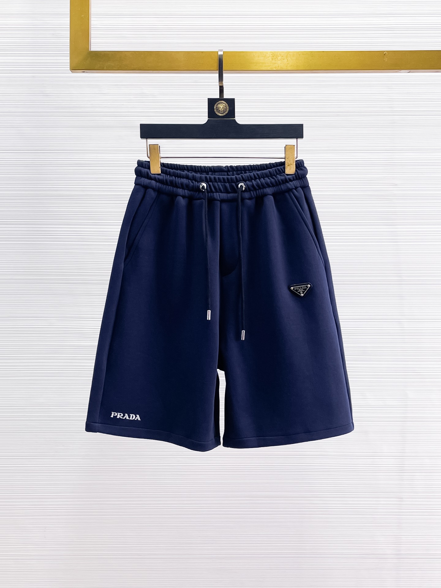 NO:935327,Prada's three-standard complete 2026 summer new men's casual shorts, advanced custom-made breathable fabrics, extremely breathable, elastic and comfortable, impeccable details, top-grade accessories, original logo design concept, delicate and soft feel!  The upper body shape is awesome!  Sizes M-XXXL, please state your height and weight when ordering, prada, shorts,19860909普拉达三标齐全 2026夏季新款男士休闲短裤,高级定制面料透气面料 透气弹力舒适度极高,细节无可挑剔,顶级辅料配备,原版logo设计理念,手感细腻柔软！上身版型超赞！尺码M-XXXL下单报身高体重,,prada,shorts,,Men's clothing