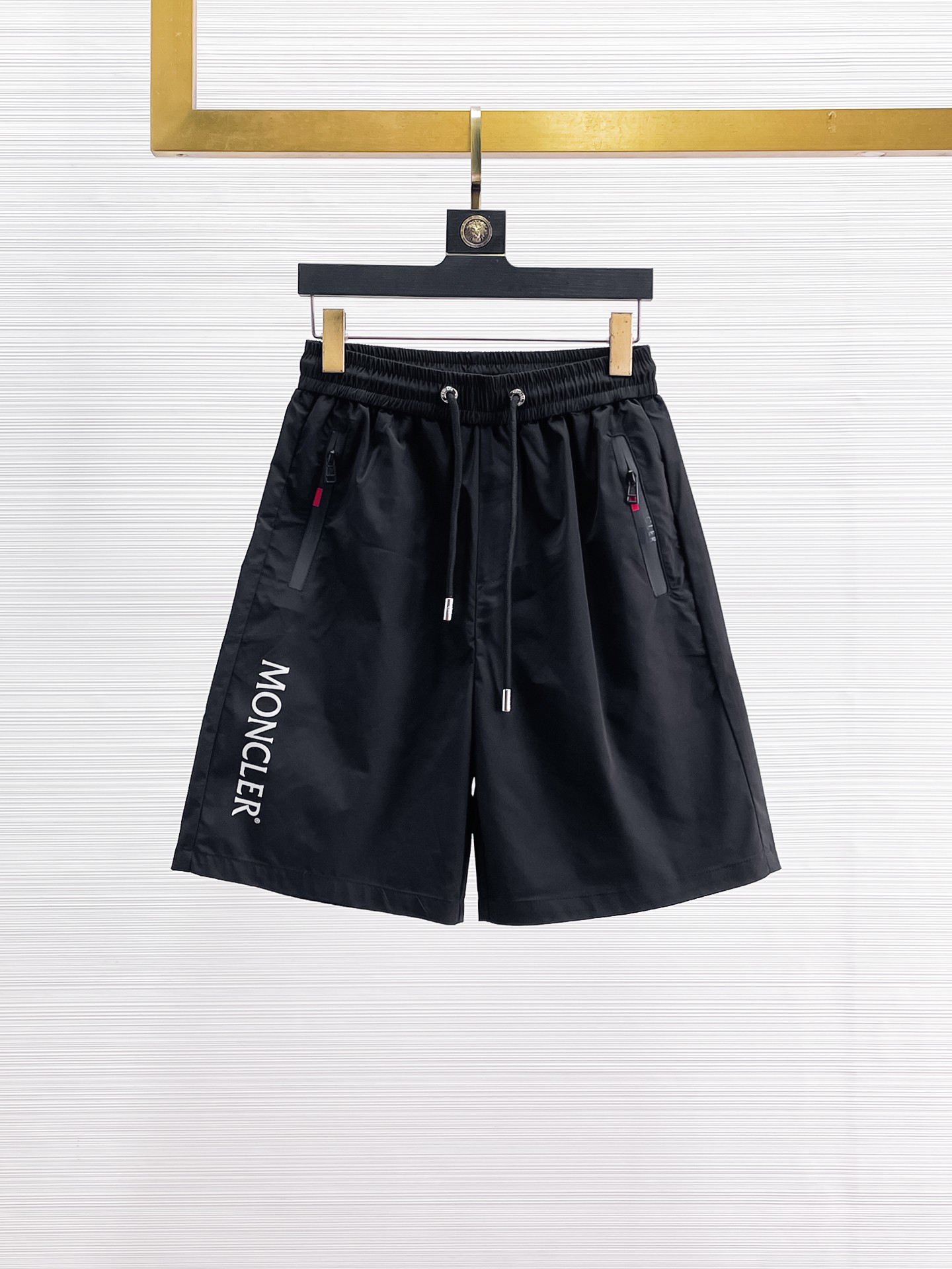 NO:935301,2026 new summer men's casual shorts with complete three-standard muzzle protection, advanced custom-made breathable fabrics, extremely breathable, elastic and comfortable, with impeccable details, top-grade accessories, original logo design concept, delicate and soft feel!  The upper body fit is awesome!  Sizes M-XXXL, please state your height and weight when ordering,,Moncler,shorts,19860909蒙口三标齐全 2026夏季新款男士休闲短裤,高级定制面料透气面料 透气弹力舒适度极高,细节无可挑剔,顶级辅料配备,原版logo设计理念,手感细腻柔软！上身版型超赞！尺码M-XXXL下单报身高体重,,Moncler,shorts,,Men's clothing