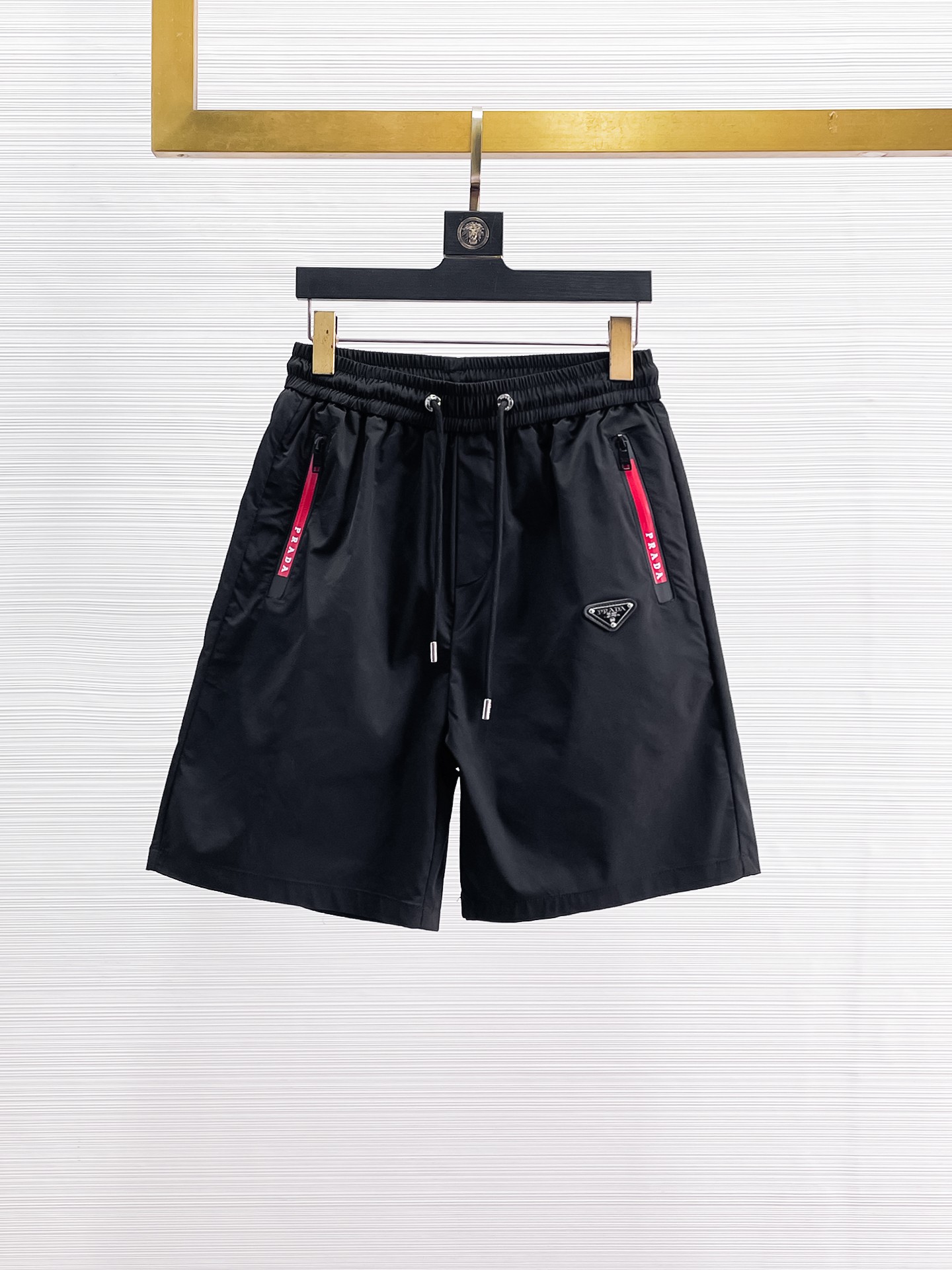 NO:935307,Prada's three-standard complete 2026 summer new men's casual shorts, advanced custom-made breathable fabrics, extremely breathable, elastic and comfortable, impeccable details, top-grade accessories, original logo design concept, delicate and soft feel!  The upper body shape is awesome!  Sizes M-XXXL, please state your height and weight when ordering, prada, shorts,19860909普拉达三标齐全 2026夏季新款男士休闲短裤,高级定制面料透气面料 透气弹力舒适度极高,细节无可挑剔,顶级辅料配备,原版logo设计理念,手感细腻柔软！上身版型超赞！尺码M-XXXL下单报身高体重,,prada,shorts,,Men's clothing