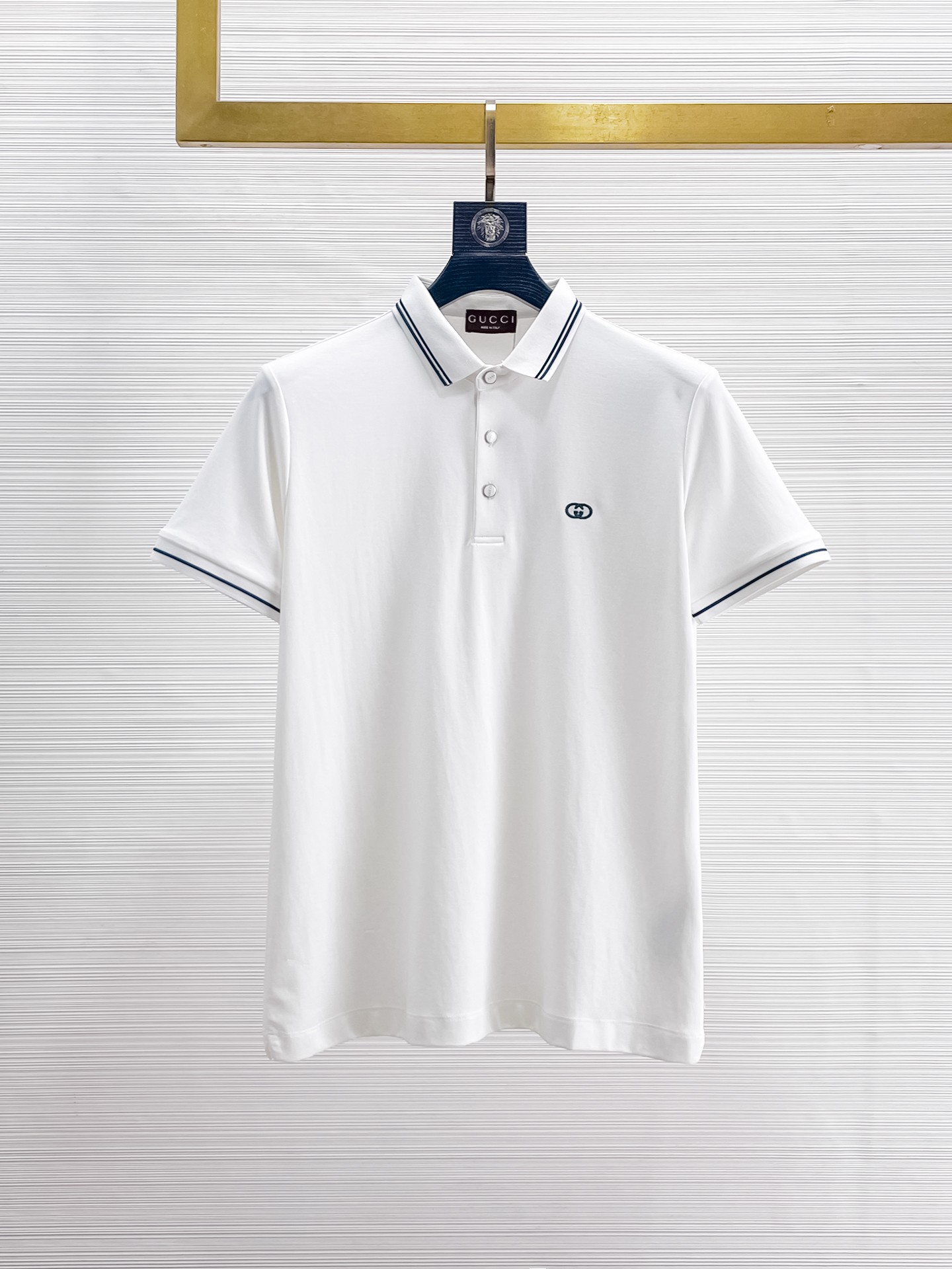 NO:935313,Gucci 2026ss summer new letter logo men's lapel polo shirt!  Classic business men's style, the ceiling-level business men's style of high-end men's clothing!  Simple and fashionable yet elegant, it looks great when worn alone, and the quality/details control can be taken away with your eyes closed. It is low-key, luxurious and connotative!  The custom-woven mesh pique cotton fabric supplied by the customer is carefully made. The mesh texture is evenly arranged on the surface of the fabric. It has excellent breathability and heat dissipation and perspiration. The upper body comfort is completely better than ordinary single-sided jersey tissue!  The classic brand LOGO on the chest is made with top-notch craftsmanship. The LOGO is three-dimensional, clear and full, and has extraordinary texture. Whether it is worn as an inner layer or worn alone, it is a classic product!  The exquisite tailoring process, every detail is handled very standard and delicately, which cannot be compared with other low-end products on the market. It is a must-have basic and versatile Polo shirt for men!  Available in multiple colors, sizes M-4xl,,19860909古奇 2026ss夏季新款字母logo男士翻领Polo衫！经典商务男款,高端男装的天花板级别的商务男款！简约时尚大气不失优雅,单穿内搭体面过人,品质控/细节控的闭眼带走,低调又奢华有内涵！ 客供定织网眼珠地棉布精心制成,面料表面排列均匀整齐的网眼纹理,透气性和散热排汗性极佳,上身舒适程度完全优于普通单面汗布组织！胸前经典的品牌LOGO标识,采用顶级工艺打造,LOGO立体清晰饱满,质感非凡的特质,无论是内搭还是单穿都是一款经典领域的产品！精妙绝伦的裁剪工艺,每一个细节处理的非常标准细腻,非市面一般LOW货可以媲美的,男士必入基础百搭款Polo衫推荐！ 颜色多颜色 尺码M-4xl,,,Men's clothing