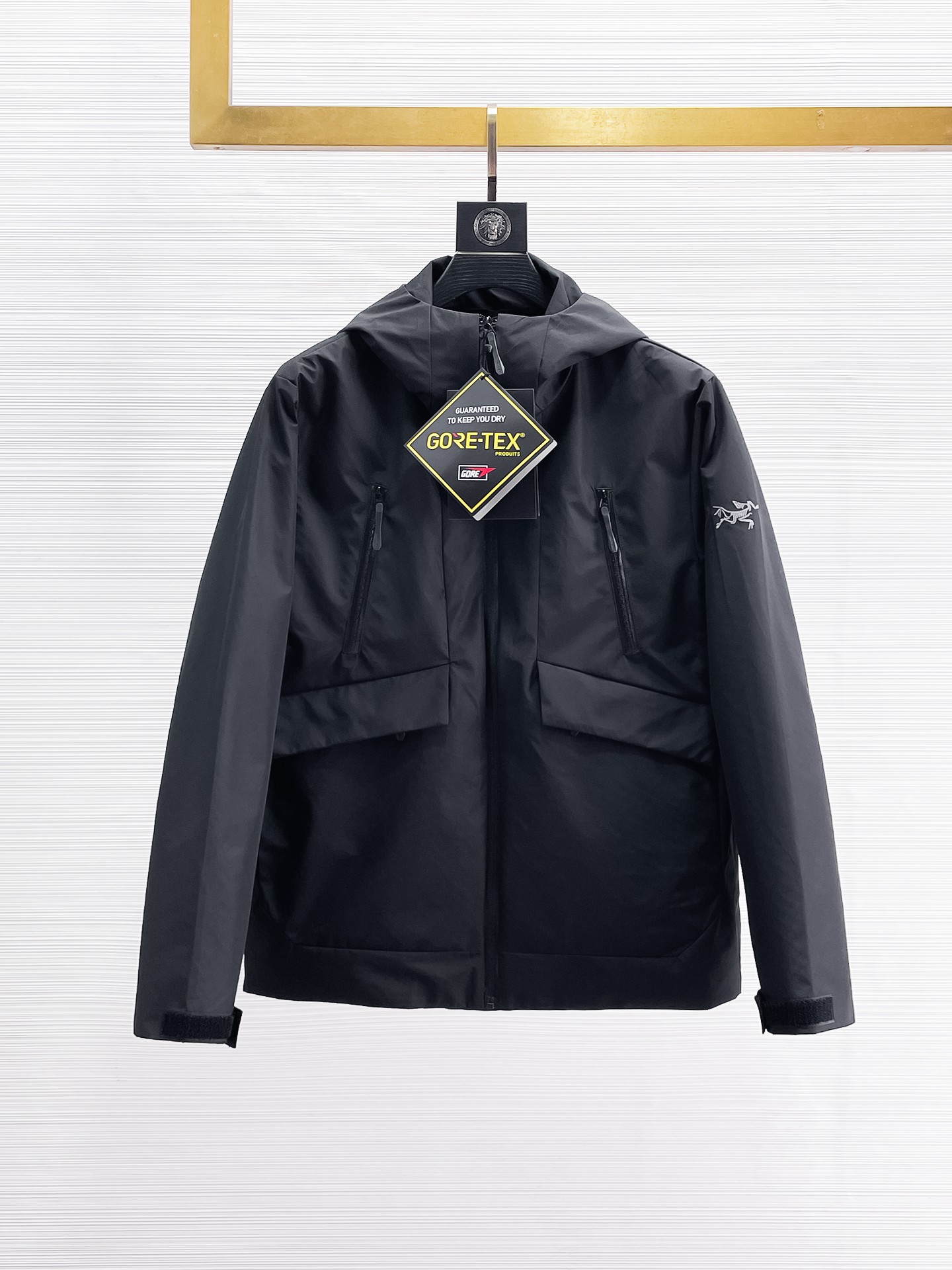 NO:869208,Same style as Arc'teryx official website, complete with three labels, sold in advance. 2026ss new spring men's jacket, reversible original single with three labels, high-end version. Custom-made fabrics at the counter. Highly breathable and comfortable, impeccable details, brand element design concept, reflecting high quality. Delicate and soft feel. Casual tailoring, excellent upper body shape. Size M~3XL, maximum wear 195 pounds, arc'teryx, jackets & coats, jackets & coats,19860909始祖鸟官网同款,三标齐全,提前发售 2026ss开春新款男士夹克外套,双面穿原单三标齐全高端版本 专柜定制面料 透气舒适度高,细节无可挑剔,品牌元素设计理念,体现高品质.手感细腻柔软 呈现休闲裁剪,上身版型超赞 码数M～3XL,最大穿195斤,arc'teryx,jackets & coats,jackets & coats,,Men's clothing