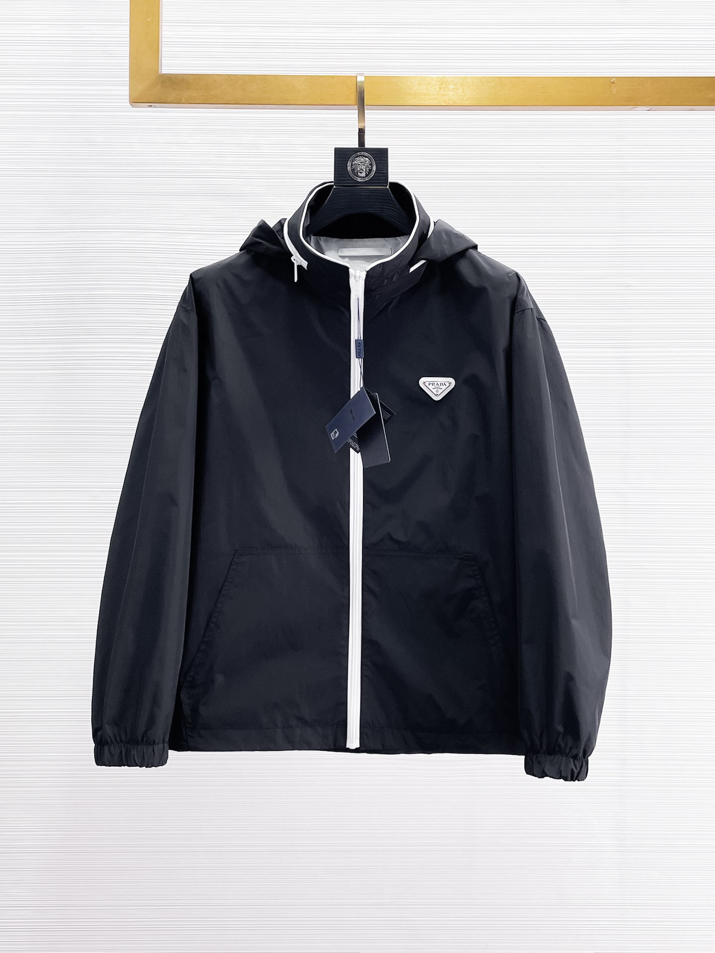 NO:869214,The same model on the Prada official website, complete with three labels, sold in advance. 2026ss new spring men's jacket, reversible original single with three labels, high-end version. Custom-made fabrics at the counter. High breathability and comfort, impeccable details, brand element design concept, reflecting high quality. Delicate and soft feel. Casual tailoring, excellent upper body shape. Size M~3XL, maximum wear 195 catties,, prada, jackets & coats, jackets & coats,19860909普拉达官网同款,三标齐全,提前发售 2026ss开春新款男士夹克外套,双面穿原单三标齐全高端版本 专柜定制面料 透气舒适度高,细节无可挑剔,品牌元素设计理念,体现高品质.手感细腻柔软 呈现休闲裁剪,上身版型超赞 码数M～3XL,最大穿195斤,,prada,jackets & coats,jackets & coats,,Men's clothing