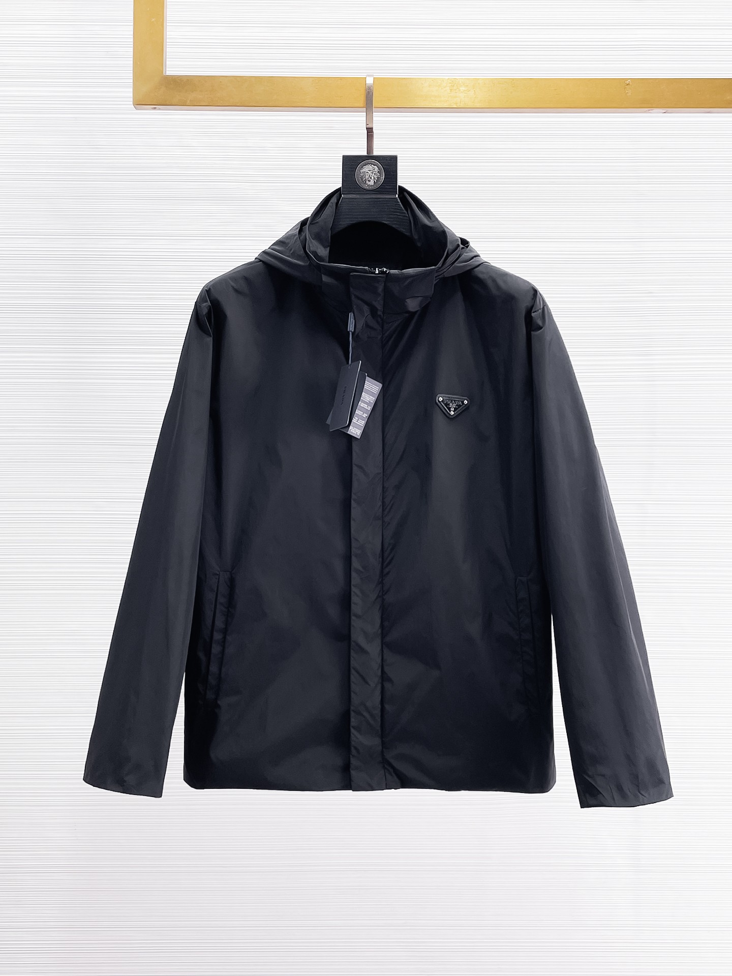 NO:869197,The same model on the Prada official website, complete with three labels, sold in advance. 2026ss new spring men's jacket, reversible original single with three labels, high-end version. Custom-made fabrics at the counter. High breathability and comfort, impeccable details, brand element design concept, reflecting high quality. Delicate and soft feel. Casual tailoring, excellent upper body shape. Size M~3XL, maximum wear 195 catties,, prada, jackets & coats, jackets & coats,19860909普拉达官网同款,三标齐全,提前发售 2026ss开春新款男士夹克外套,双面穿原单三标齐全高端版本 专柜定制面料 透气舒适度高,细节无可挑剔,品牌元素设计理念,体现高品质.手感细腻柔软 呈现休闲裁剪,上身版型超赞 码数M～3XL,最大穿195斤,,prada,jackets & coats,jackets & coats,,Men's clothing