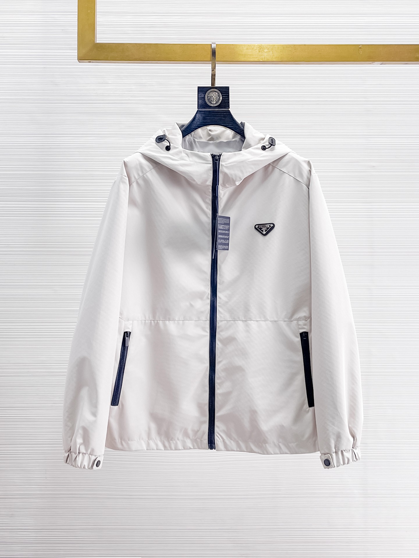 NO:869188,The same model on the Prada official website, complete with three labels, sold in advance. 2026ss new spring men's jacket, reversible original single with three labels, high-end version. Custom-made fabrics at the counter. High breathability and comfort, impeccable details, brand element design concept, reflecting high quality. Delicate and soft feel. Casual tailoring, excellent upper body shape. Size M~3XL, maximum wear 195 catties,, prada, jackets & coats, jackets & coats,19860909普拉达官网同款,三标齐全,提前发售 2026ss开春新款男士夹克外套,双面穿原单三标齐全高端版本 专柜定制面料 透气舒适度高,细节无可挑剔,品牌元素设计理念,体现高品质.手感细腻柔软 呈现休闲裁剪,上身版型超赞 码数M～3XL,最大穿195斤,,prada,jackets & coats,jackets & coats,,Men's clothing