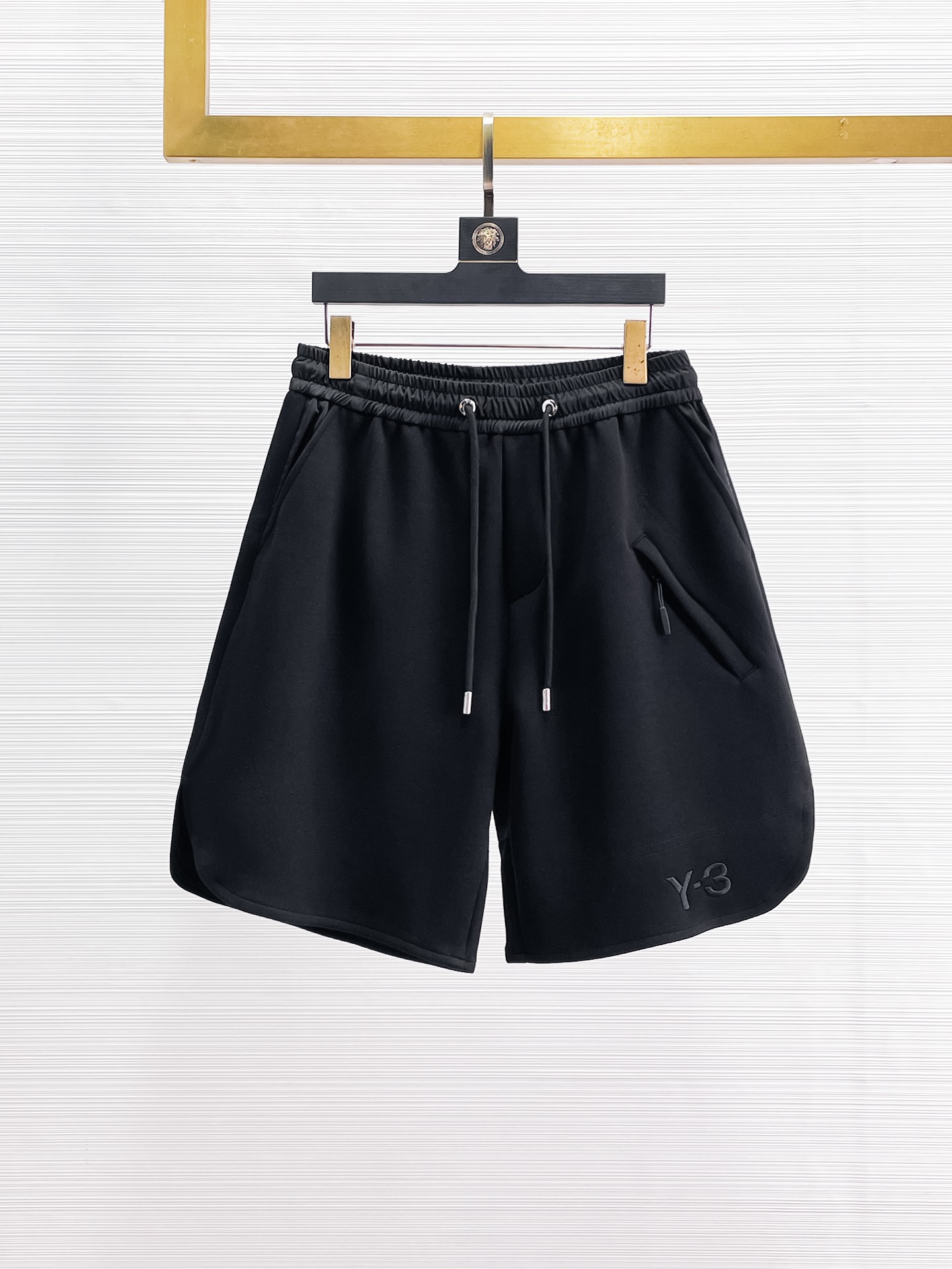 NO:935310,Y3 three-standard complete 2026 summer new men's casual shorts, advanced custom-made breathable fabrics, extremely breathable, elastic and comfortable, impeccable details, top-grade accessories, original logo design concept, delicate and soft feel!  The upper body shape is awesome!  Sizes M-XXXL, please state your height and weight when ordering,,shorts,19860909Y3三标齐全 2026夏季新款男士休闲短裤,高级定制面料透气面料 透气弹力舒适度极高,细节无可挑剔,顶级辅料配备,原版logo设计理念,手感细腻柔软！上身版型超赞！尺码M-XXXL下单报身高体重,,shorts,,Men's clothing