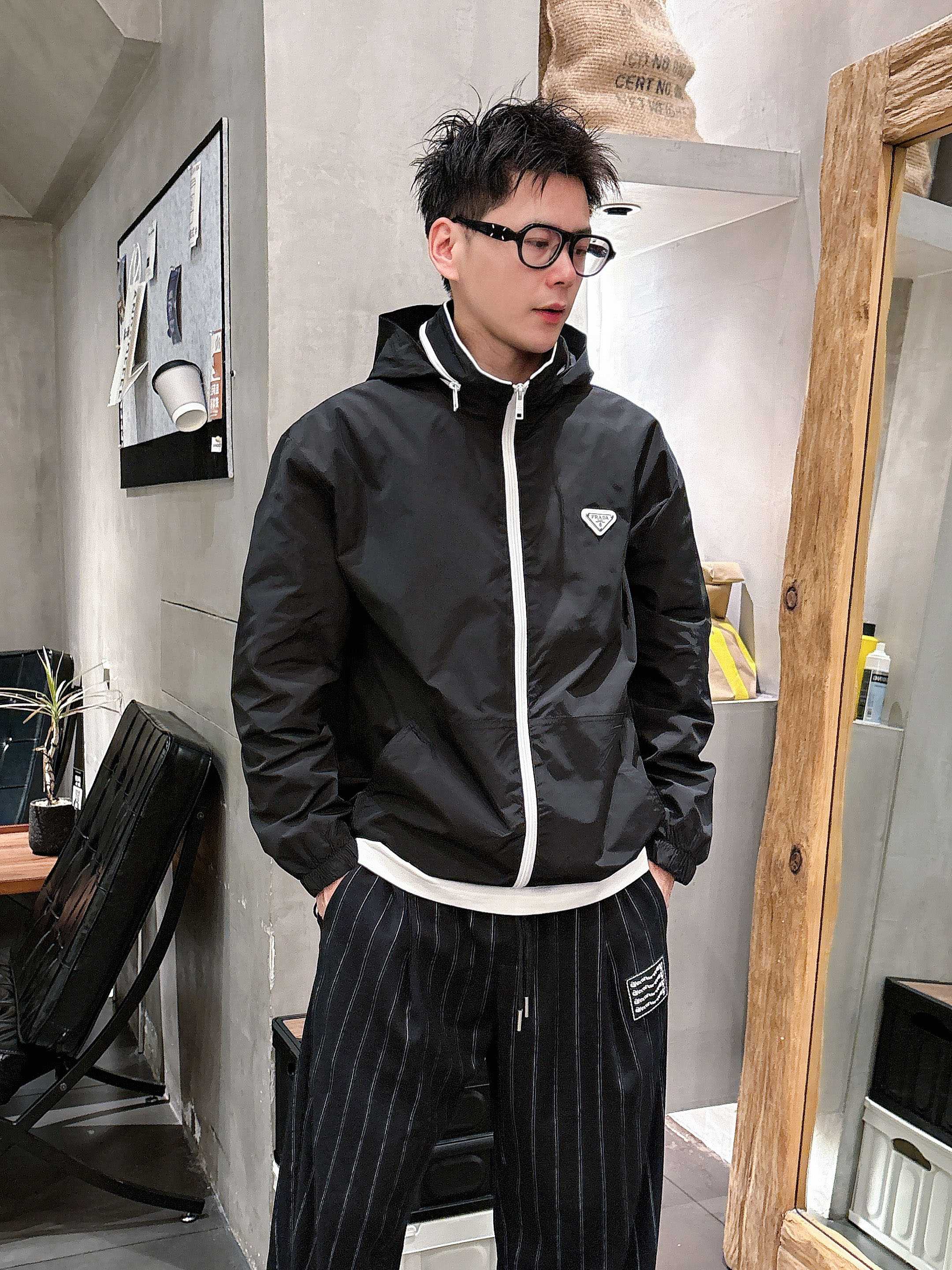 NO:431307,Prada's same model on the official website, released in advance!  2025ss Spring New Men's Jacket, original single three-standard full high-end version!  With hidden hat, customized fabric for counter, high breathability and comfort, impeccable details, brand element design concept, reflecting high quality. The feel is delicate and soft!  It is casually cut, with a great upper body style!  The number of code M~3XL, the maximum wear is 195 catties.,,prada, jackets & coats, jackets & coats,hats,alexander wang19860909普拉达 官网同款,提前发售！2025ss开春新款男士夹克外套,原单三标齐全高端版本！带隐藏帽,专柜定制面料 透气舒适度高,细节无可挑剔,品牌元素设计理念,体现高品质.手感细腻柔软！呈现休闲裁剪,上身版型超赞！码数M～3XL,最大穿195斤.,,prada,jackets & coats,jackets & coats,hats,alexander wang,Men's clothing