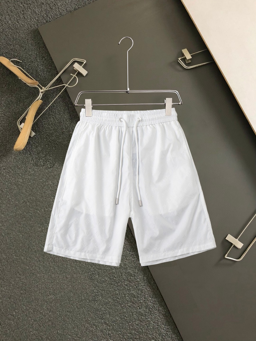 NO:438504,New summer style of LV ss, original single counter casual shorts, luxury classic brand original LOGO accessories, hot-selling models of counters, very comfortable to wear, low-key and luxurious, very classy when worn, no need to say much about the pants style and cutting, exquisite and vivid high-end and top-quality materials, truly palace-level casual pants, Turkish cotton quality, heavy washing makes the pants very soft!  Not picky about people, the upper body is absolutely stylish and extremely luxurious. Size M-3XL.,,louis vuitton, shorts,alexander wang19860909LV ss夏季新款,原单专柜休闲短裤,奢华经典品牌原版LOGO配饰 专柜热销款 身穿着非常舒适 低调不失奢华 穿出去非常有档次 裤型款式和裁剪亦无需多言 上身精致跃然高档一等一顶级质料 真正殿堂级的休闲裤 选用土耳其的棉花品质卓然,经过重水洗使得裤子很柔软！不挑人 上身绝对的有型 极度奢华. 尺码M-3XL.,,louis vuitton,shorts,alexander wang,Men's clothing