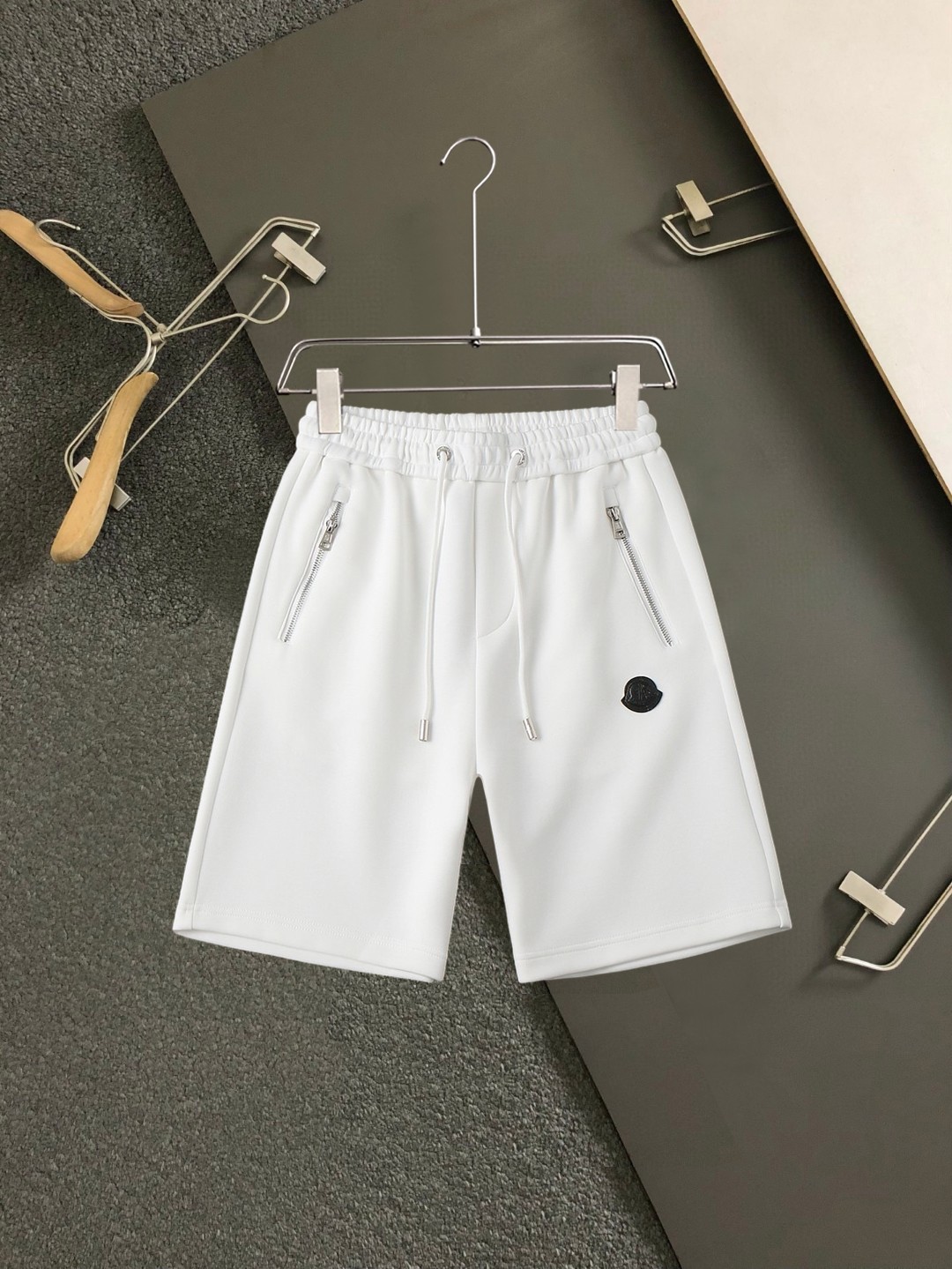 NO:438511,The new summer style of the covers, original single counter casual shorts, luxury classic brand original LOGO accessories, hot-selling models of the counter, very comfortable to wear, low-key and luxurious, very classy when worn, there is no need to say much about the trouser style and cutting. The upper body is exquisite and vivid, high-end and top-quality materials. A truly palace-level casual pants. The cotton of Turkey is of excellent quality, and the pants are soft after heavy washing!  Not picky about people, the upper body is absolutely stylish and extremely luxurious. Size M-3XL., Moncler, shorts, alexander wang19860909蒙口 ss夏季新款,原单专柜休闲短裤,奢华经典品牌原版LOGO配饰 专柜热销款 身穿着非常舒适 低调不失奢华 穿出去非常有档次 裤型款式和裁剪亦无需多言 上身精致跃然高档一等一顶级质料 真正殿堂级的休闲裤 选用土耳其的棉花品质卓然,经过重水洗使得裤子很柔软！不挑人 上身绝对的有型 极度奢华. 尺码M-3XL.,,Moncler,shorts,alexander wang,Men's clothing