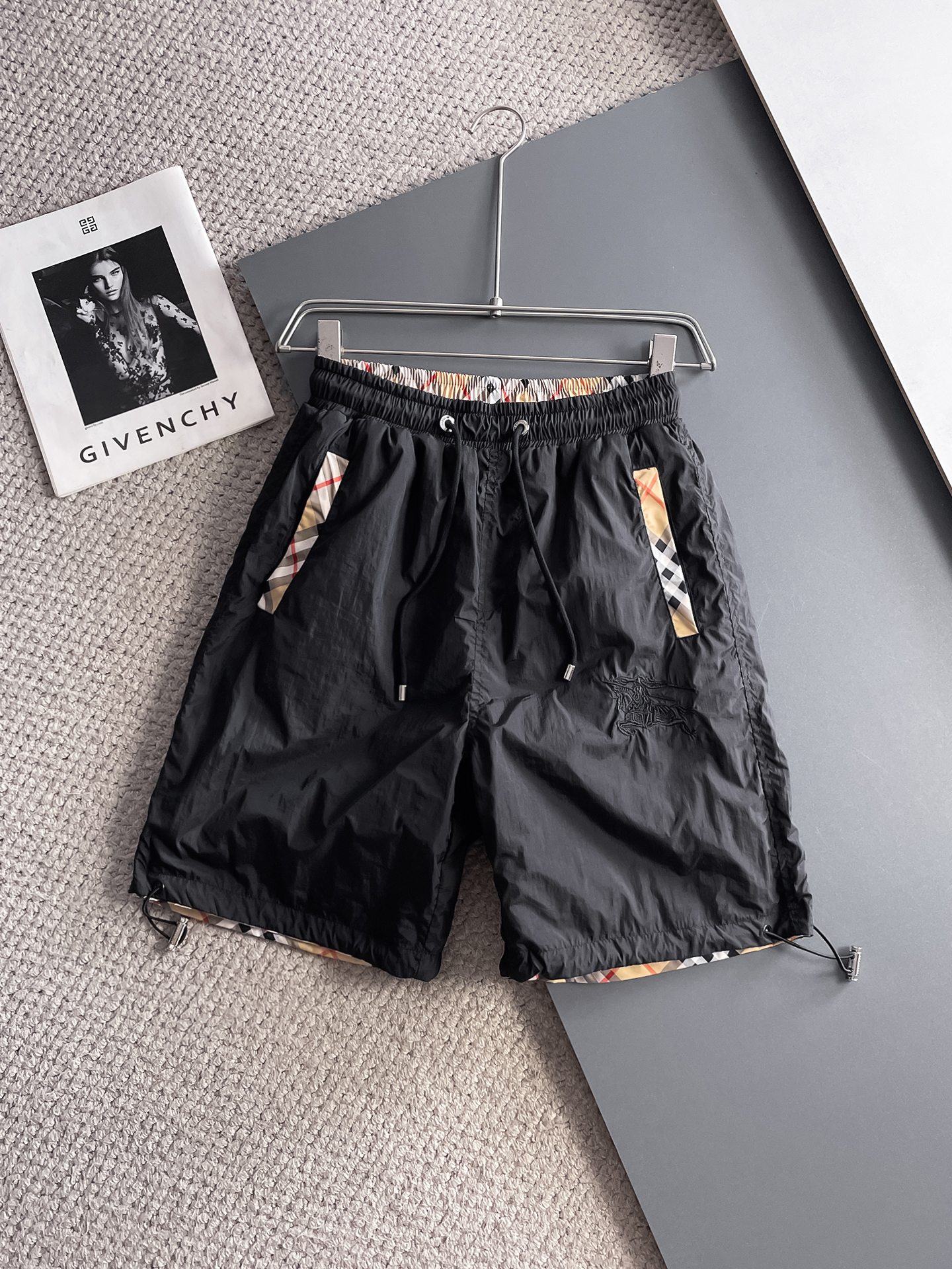 NO:932063,Burberry 2026ss new summer style, original counter casual reversible shorts, luxury classic brand original LOGO accessories, counter best-selling style. Very comfortable to wear, low-key yet luxurious, very classy to wear. Needless to say the trousers style and cut. The upper body is exquisite and high-end, first-class and top-quality materials. Really palace-level casual pants. The cotton of Turkey is of outstanding quality. After heavy washing, the pants are very soft!  Not picky, the upper body is absolutely stylish and extremely luxurious. Sizes M-3XL.,,burberry,shorts,19860909巴宝莉 2026ss夏季新款,原单专柜休闲双面穿短裤,奢华经典品牌原版LOGO配饰 专柜热销款 身穿着非常舒适 低调不失奢华 穿出去非常有档次 裤型款式和裁剪亦无需多言 上身精致跃然高档一等一顶级质料 真正殿堂级的休闲裤 选用土耳其的棉花品质卓然,经过重水洗使得裤子很柔软！不挑人 上身绝对的有型 极度奢华. 尺码M-3XL.,,burberry,shorts,,Men's clothing