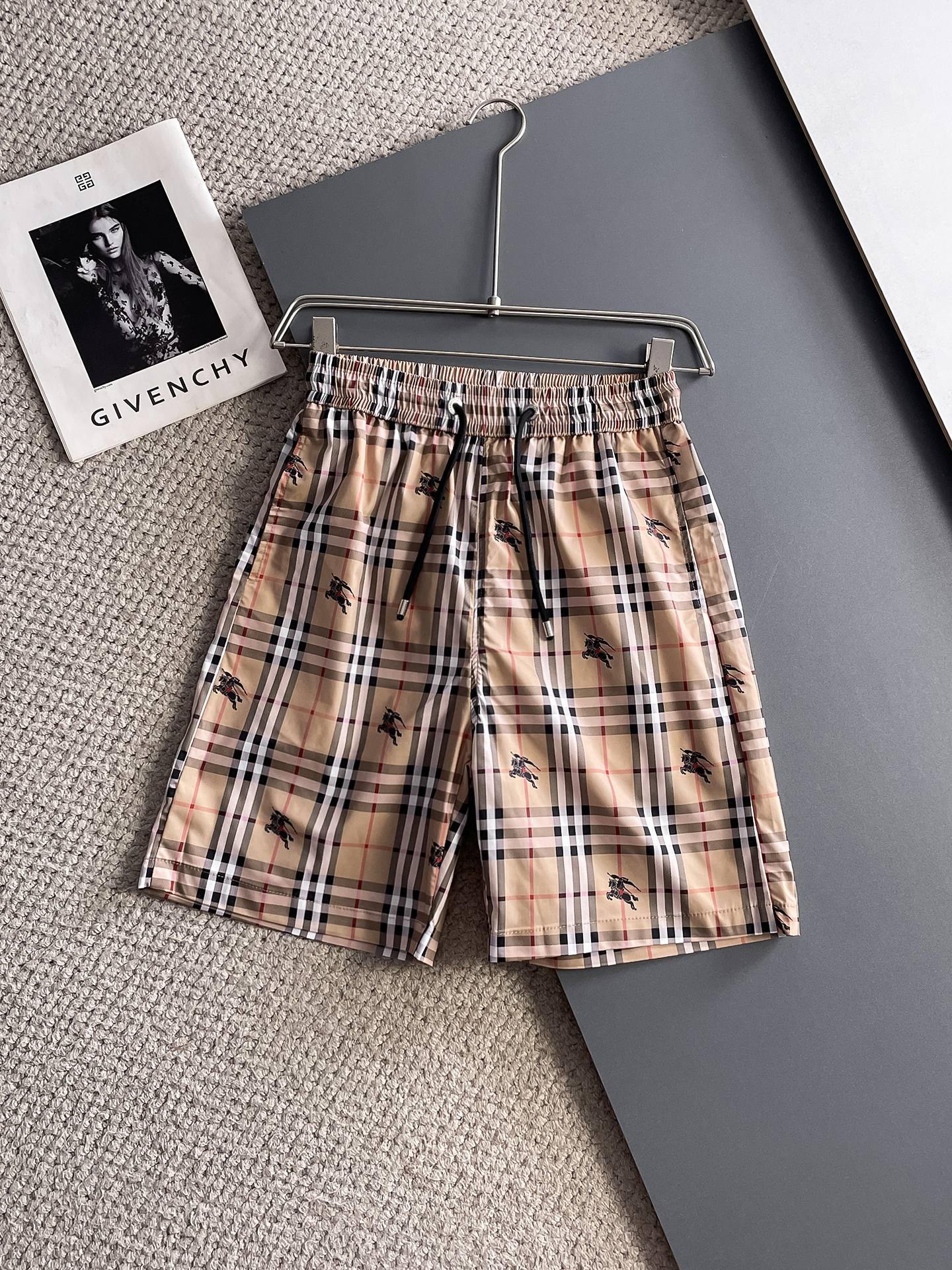 NO:932072,Burberry 2026ss new summer style, original counter casual shorts, luxury classic brand original LOGO accessories, counter best-selling model, very comfortable to wear, low-key yet luxurious, very classy to wear. Needless to say the trousers style and tailoring, the upper body is exquisite and high-end, first-class and top-quality materials. Really palace-level casual trousers. The cotton of Turkey is of outstanding quality. After heavy washing, the trousers are very soft!  Not picky, the upper body is absolutely stylish and extremely luxurious. Sizes M-3XL.,,burberry,shorts,19860909巴宝莉 2026ss夏季新款,原单专柜休闲短裤,奢华经典品牌原版LOGO配饰 专柜热销款 身穿着非常舒适 低调不失奢华 穿出去非常有档次 裤型款式和裁剪亦无需多言 上身精致跃然高档一等一顶级质料 真正殿堂级的休闲裤 选用土耳其的棉花品质卓然,经过重水洗使得裤子很柔软！不挑人 上身绝对的有型 极度奢华. 尺码M-3XL.,,burberry,shorts,,Men's clothing
