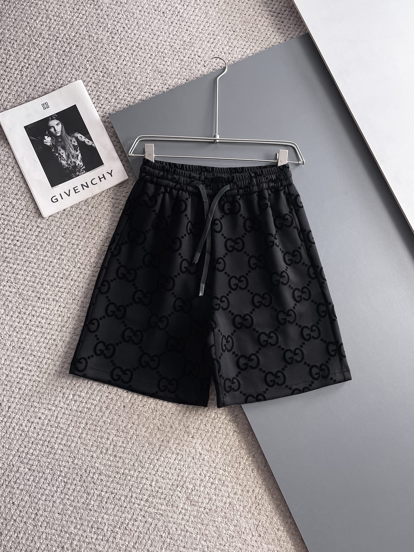 NO:932081,Gucci 2026ss new summer style, original counter casual shorts, luxury classic brand original LOGO accessories, counter best-selling model, very comfortable to wear, low-key yet luxurious, very classy to wear. Needless to say, the trousers style and tailoring. The upper body is exquisite and high-end, first-class and top-quality materials. Really palace-level casual pants. The cotton of Turkey is of outstanding quality. After heavy washing, the pants are very soft!  Not picky, the upper body is absolutely stylish and extremely luxurious. Sizes M-3XL.,,shorts,19860909古奇 2026ss夏季新款,原单专柜休闲短裤,奢华经典品牌原版LOGO配饰 专柜热销款 身穿着非常舒适 低调不失奢华 穿出去非常有档次 裤型款式和裁剪亦无需多言 上身精致跃然高档一等一顶级质料 真正殿堂级的休闲裤 选用土耳其的棉花品质卓然,经过重水洗使得裤子很柔软！不挑人 上身绝对的有型 极度奢华. 尺码M-3XL.,,shorts,,Men's clothing
