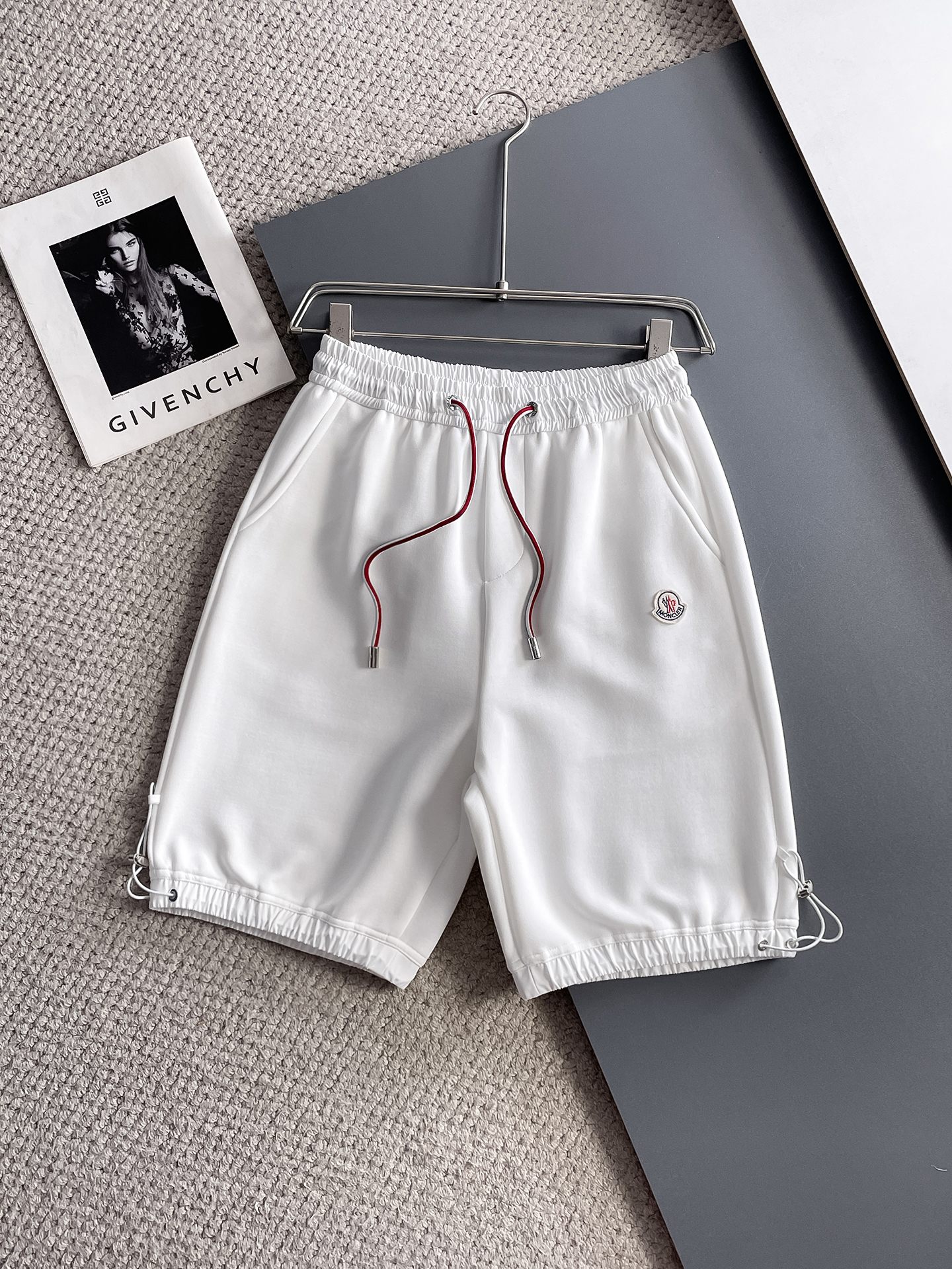 NO:932092,Mengkou 2026ss new summer style, original counter casual shorts, luxury classic brand original LOGO accessories, counter best-selling model, very comfortable to wear, low-key yet luxurious, very classy to wear. Needless to say the trousers style and tailoring, the upper body is exquisite and high-end, first-class and top-quality materials. Really palace-level casual pants. The cotton from Turkey is of outstanding quality. After heavy washing, the pants are very soft!  Not picky, the upper body is absolutely stylish and extremely luxurious. Sizes M-3XL.,,Moncler,shorts,19860909蒙口 2026ss夏季新款,原单专柜休闲短裤,奢华经典品牌原版LOGO配饰 专柜热销款 身穿着非常舒适 低调不失奢华 穿出去非常有档次 裤型款式和裁剪亦无需多言 上身精致跃然高档一等一顶级质料 真正殿堂级的休闲裤 选用土耳其的棉花品质卓然,经过重水洗使得裤子很柔软！不挑人 上身绝对的有型 极度奢华. 尺码M-3XL.,,Moncler,shorts,,Men's clothing