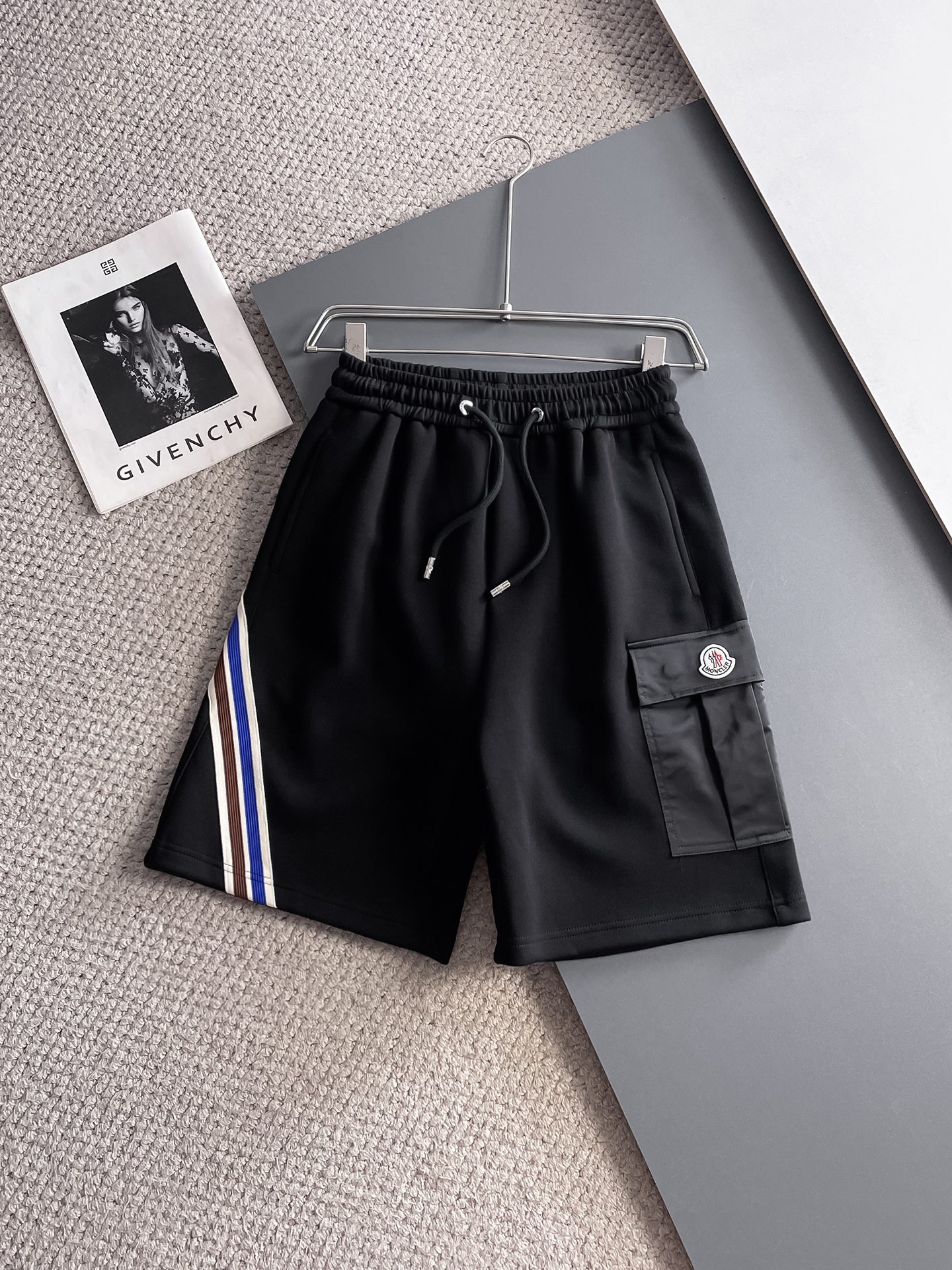 NO:932084,Mengkou 2026ss new summer style, original counter casual shorts, luxury classic brand original LOGO accessories, counter best-selling model, very comfortable to wear, low-key yet luxurious, very classy to wear. Needless to say the trousers style and tailoring, the upper body is exquisite and high-end, first-class and top-quality materials. Really palace-level casual pants. The cotton from Turkey is of outstanding quality. After heavy washing, the pants are very soft!  Not picky, the upper body is absolutely stylish and extremely luxurious. Sizes M-3XL.,,Moncler,shorts,19860909蒙口 2026ss夏季新款,原单专柜休闲短裤,奢华经典品牌原版LOGO配饰 专柜热销款 身穿着非常舒适 低调不失奢华 穿出去非常有档次 裤型款式和裁剪亦无需多言 上身精致跃然高档一等一顶级质料 真正殿堂级的休闲裤 选用土耳其的棉花品质卓然,经过重水洗使得裤子很柔软！不挑人 上身绝对的有型 极度奢华. 尺码M-3XL.,,Moncler,shorts,,Men's clothing