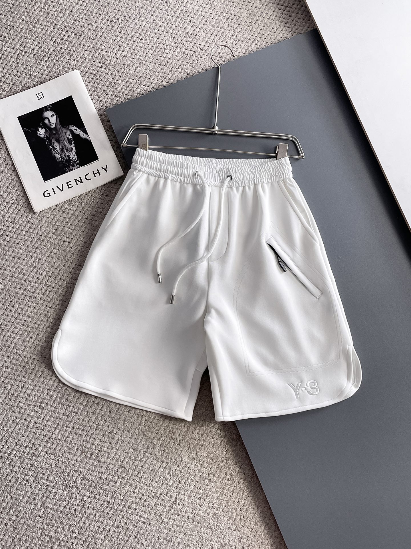NO:932107,Y3 2026ss new summer style, original counter casual shorts, luxury classic brand original LOGO accessories, counter best-selling model, very comfortable to wear, low-key yet luxurious, very classy to wear. Needless to say the trousers style and tailoring, the upper body is exquisite and high-end, first-class and top-quality materials. Really palace-level casual trousers. The cotton of Turkish quality is selected, and the trousers are very soft after heavy washing!  Not picky, the upper body is absolutely stylish and extremely luxurious. Sizes M-3XL.,,shorts,19860909Y3 2026ss夏季新款,原单专柜休闲短裤,奢华经典品牌原版LOGO配饰 专柜热销款 身穿着非常舒适 低调不失奢华 穿出去非常有档次 裤型款式和裁剪亦无需多言 上身精致跃然高档一等一顶级质料 真正殿堂级的休闲裤 选用土耳其的棉花品质卓然,经过重水洗使得裤子很柔软！不挑人 上身绝对的有型 极度奢华. 尺码M-3XL.,,shorts,,Men's clothing
