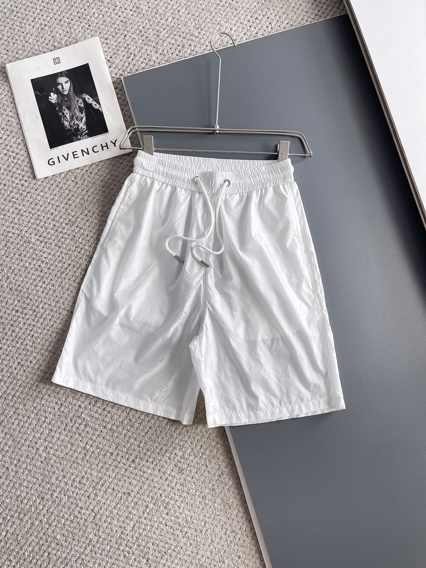 NO:932041,LV 2026ss new summer style, original counter casual shorts, luxury classic brand original LOGO accessories, counter best-selling model, very comfortable to wear, low-key yet luxurious, very classy to wear. Needless to say the trousers style and tailoring, the upper body is exquisite and high-end, first-class and top-quality materials. Really palace-level casual trousers. The cotton of Turkey is of outstanding quality. After heavy washing, the trousers are very soft!  Not picky, the upper body is absolutely stylish and extremely luxurious. Sizes M-3XL.,,louis vuitton,shorts,19860909LV 2026ss夏季新款,原单专柜休闲短裤,奢华经典品牌原版LOGO配饰 专柜热销款 身穿着非常舒适 低调不失奢华 穿出去非常有档次 裤型款式和裁剪亦无需多言 上身精致跃然高档一等一顶级质料 真正殿堂级的休闲裤 选用土耳其的棉花品质卓然,经过重水洗使得裤子很柔软！不挑人 上身绝对的有型 极度奢华. 尺码M-3XL.,,louis vuitton,shorts,,Men's clothing
