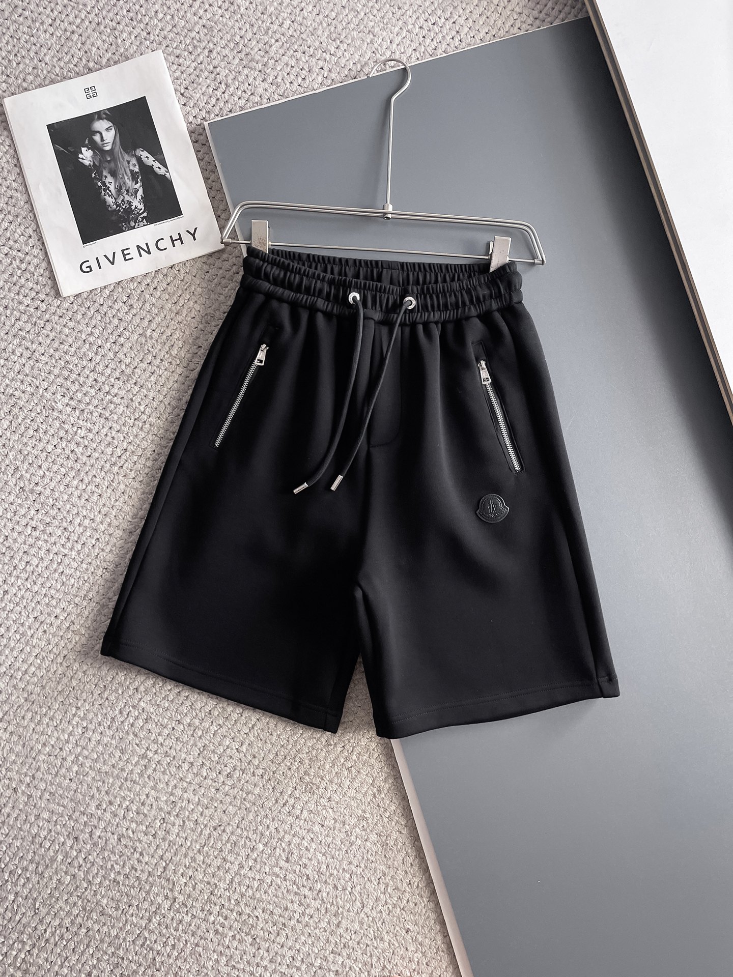 NO:932057,Mengkou 2026ss new summer style, original counter casual shorts, luxury classic brand original LOGO accessories, counter best-selling model, very comfortable to wear, low-key yet luxurious, very classy to wear. Needless to say the trousers style and tailoring, the upper body is exquisite and high-end, first-class and top-quality materials. Really palace-level casual pants. The cotton from Turkey is of outstanding quality. After heavy washing, the pants are very soft!  Not picky, the upper body is absolutely stylish and extremely luxurious. Sizes M-3XL.,,Moncler,shorts,19860909蒙口 2026ss夏季新款,原单专柜休闲短裤,奢华经典品牌原版LOGO配饰 专柜热销款 身穿着非常舒适 低调不失奢华 穿出去非常有档次 裤型款式和裁剪亦无需多言 上身精致跃然高档一等一顶级质料 真正殿堂级的休闲裤 选用土耳其的棉花品质卓然,经过重水洗使得裤子很柔软！不挑人 上身绝对的有型 极度奢华. 尺码M-3XL.,,Moncler,shorts,,Men's clothing